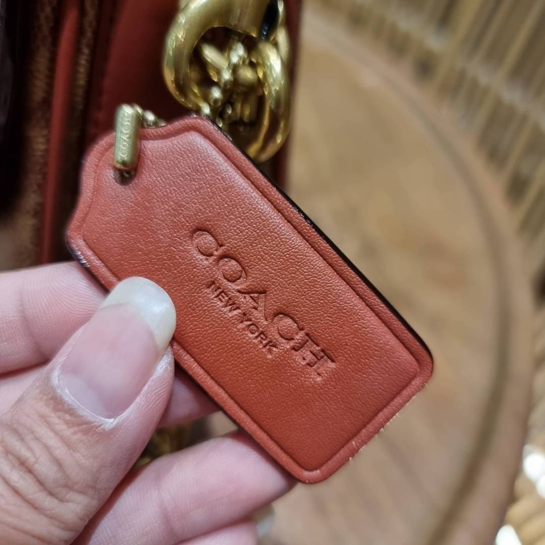 COACH 89089 CASSIE CROSSBODY 19 IN SIGNATURE CANVAS คัมแบ็คแล้วจ้า!! เรียบหรู ดูดี ต้องไอเท็มนี้เลย!! กระเป๋าสะพายข้าง สุดพิเศษ!! มีสายมาให้ถึง 3 แบบ!! สลับใช้แมทช์ตามสไตล์ได้เลย วัสดุหนังแคนวาสสลับหนังแท้ บอกเลยว่าสวยทุกสีนะคอลนี้ เปิด-ปิดด้วยตัวบิดล็อค 