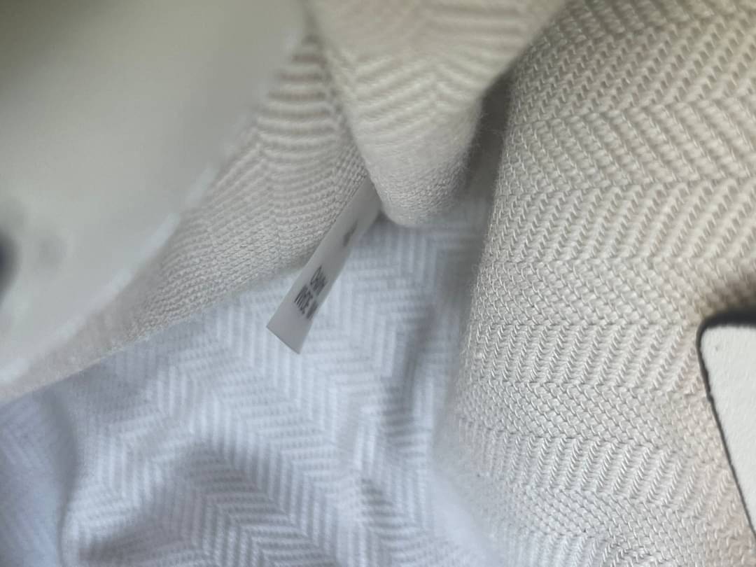 Large : Tory Burch Kira Chevron Quilted Convertible Leather Crossbody Bag เป็นกระเป๋าที่ใช้ในการออกงานสำคัญหรือวันที่มีปาร์ตี้สังสรรค์ คุณควรเลือกใช้กระเป๋าที่มีดีไซน์สะดุดตา เพราะจะช่วยยกระดับและเพิ่มเสน่ห์ให้กับตัวคุณเองมากยิ่งขึ้น หากเป็นงานทางการ เช่น