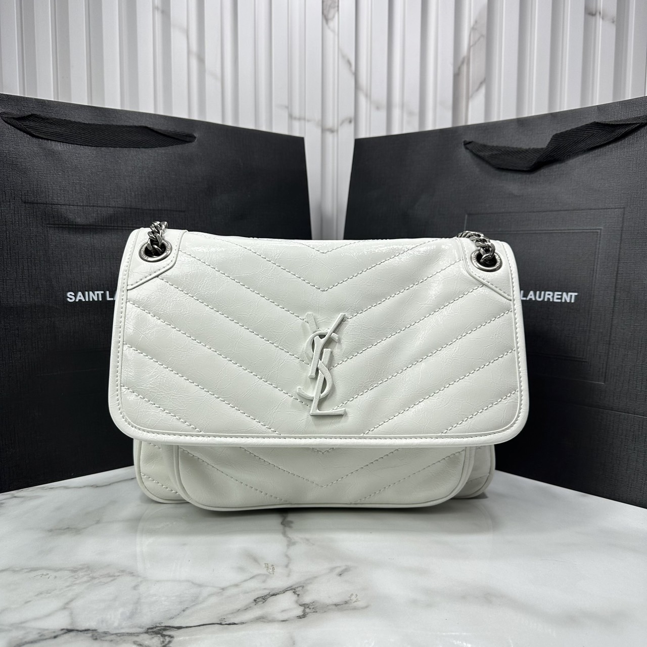 medium YSL Niki shoulder bag 11" กระเป๋าสะพายทรงคลาสสิค รุ่นยอดนิยมของแบรนด์ที่ใครๆก็ต้องมีใช้ ดีไซน์เรียบหรู