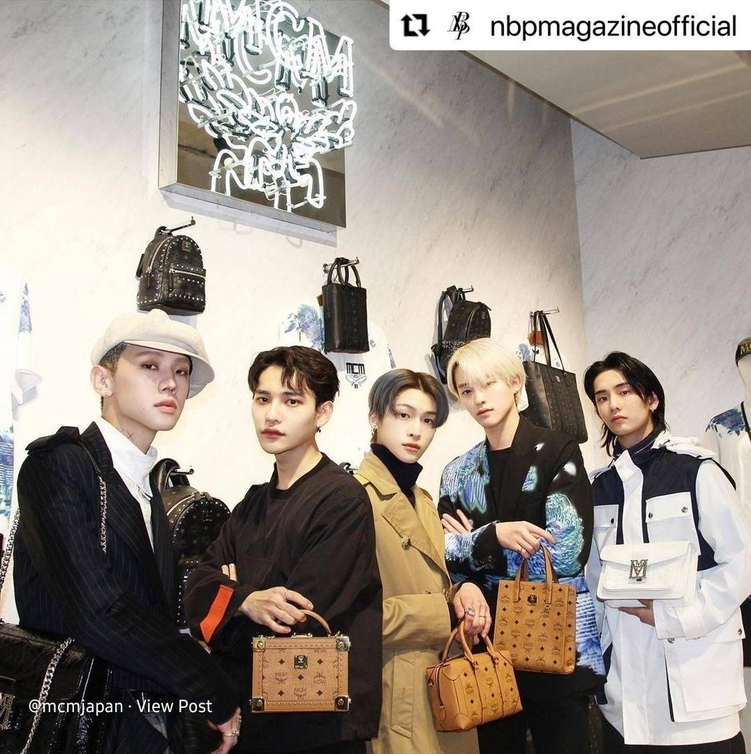 M.C.M SMALL E/W SOFT BERLIN CROSSBODY IN VISETOS ไอเท็มใหม่ในดีไซน์ทรงกระเป๋าเดินทางแบบคลาสสิค ย่อส่วนมาให้ใช้งานได้แบบสบายๆ พกพาสะดวก แมทช์ได้ทุกสไตล์ ใช้ได้แบบ unisex ใช้งานง่ายด้วยหูจับในตัว และซิปหลัก อะไหล่สีดำดูมีมิติตัดกับสีน้ำตาลคอนยัคได้เป็นอย่าง