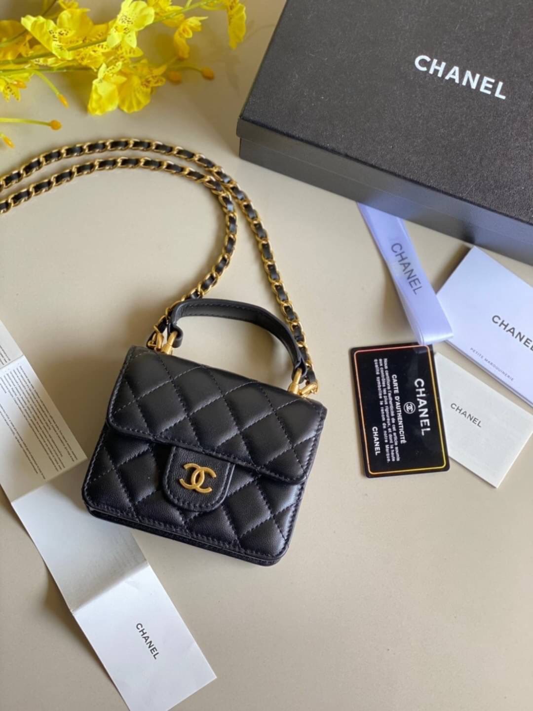 หนังแท้ VIP GIFT CHANEL MINI BLACK BAG รุ่นยอดนิยมไอเท็มฮิตวัสดุหนังแท้เรียบสวยคลาสสิคเปิดปิดด้วยฝาปิดกระดุมด้านหน้ามีโลโก้แบรนด์อะไหล่ทองสวยหรูดูดีมากกกก มาพร้อมสายโซ่ทองร้อยหนังจะสะพายไหล่ หรือ Crossbody ก็ดูดี ภายในโล่งกว้าง ตัวจริงสวยน่าใช้ Chanel min