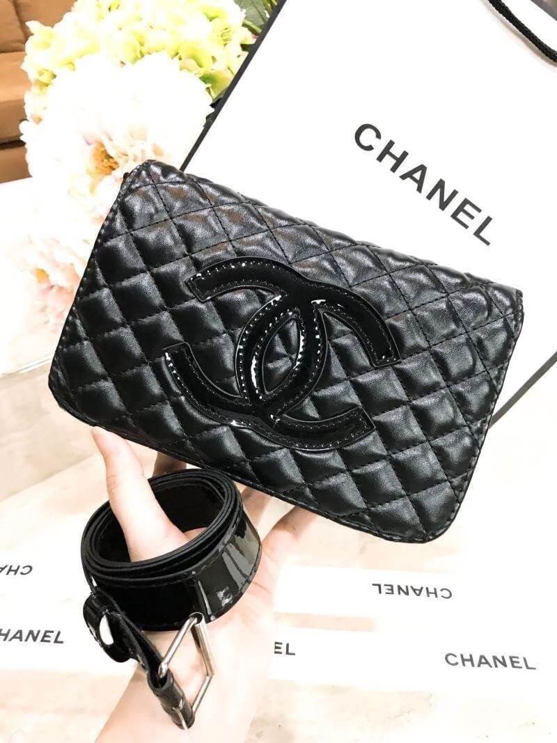 พร้อมส่งแล้วค่ะ..ใครไม่ทันรอบที่แล้วจองด่วนจ้า! Chanel Waist Bag Gift With Purchase (GWP) กระเป๋าสะพายคาดเอวหรือคาดอกพรีเมี่ยมกิ้ฟของแท้จาก Chanel Perfume Counter รุ่น Limited Edition วัสดุหนังนิ่มลายตารางทรงเหลี่ยมมีโลโก้ด้านหน้า เปิดปิดด้วยฝาปิดกระดุมแม