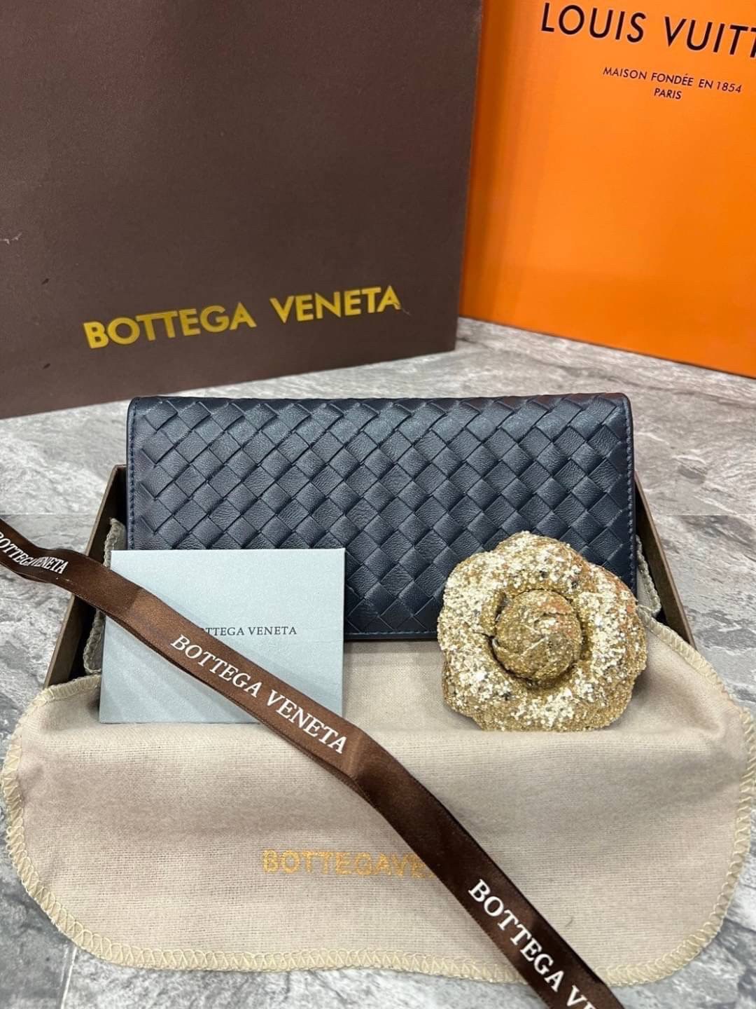 VIP 】หนังแท้ BOTTEGA VENATA WALLET กระเป๋าสตางค์ใบยาว รุ่นตามหา มาเท่าไหร่ไม่เคยพอเลยค่า เป็นรุ่นคลาสสิกที่หยิบมาใช้งานได้บ่อยที่สุด งานหนังแท้ทั้งใบสวยมากนะคะ ใช้ทนทานได้นานเลย ภาพสินค้าถ่ายจากงานขายจริง พร้อมส่งที่ไทยราคาสุดคุ้มห้ามพลาดค่ะ!
