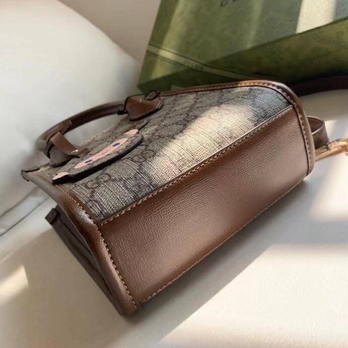 Gucci mini Tote กระเป๋าสะพายข้าง Premiumgift วัสดุหนังแท้ ด้านในโล่ง ใส่กระเป๋าตังค์ ใส่โทรศัพท์ Iphone+ ได้ สายยาวปรับระดับได้ Crossbody ได้ น้ำหนักเบา มาพร้อมกล่องและลิปบิ้นแบรนด์ สวยหรูดูแพง จะซื้อใช้เองหรือเป็นของขวัญก็เหมาะ ได้ไปไม่ผิดหวังค่ะ ไอเท็มน