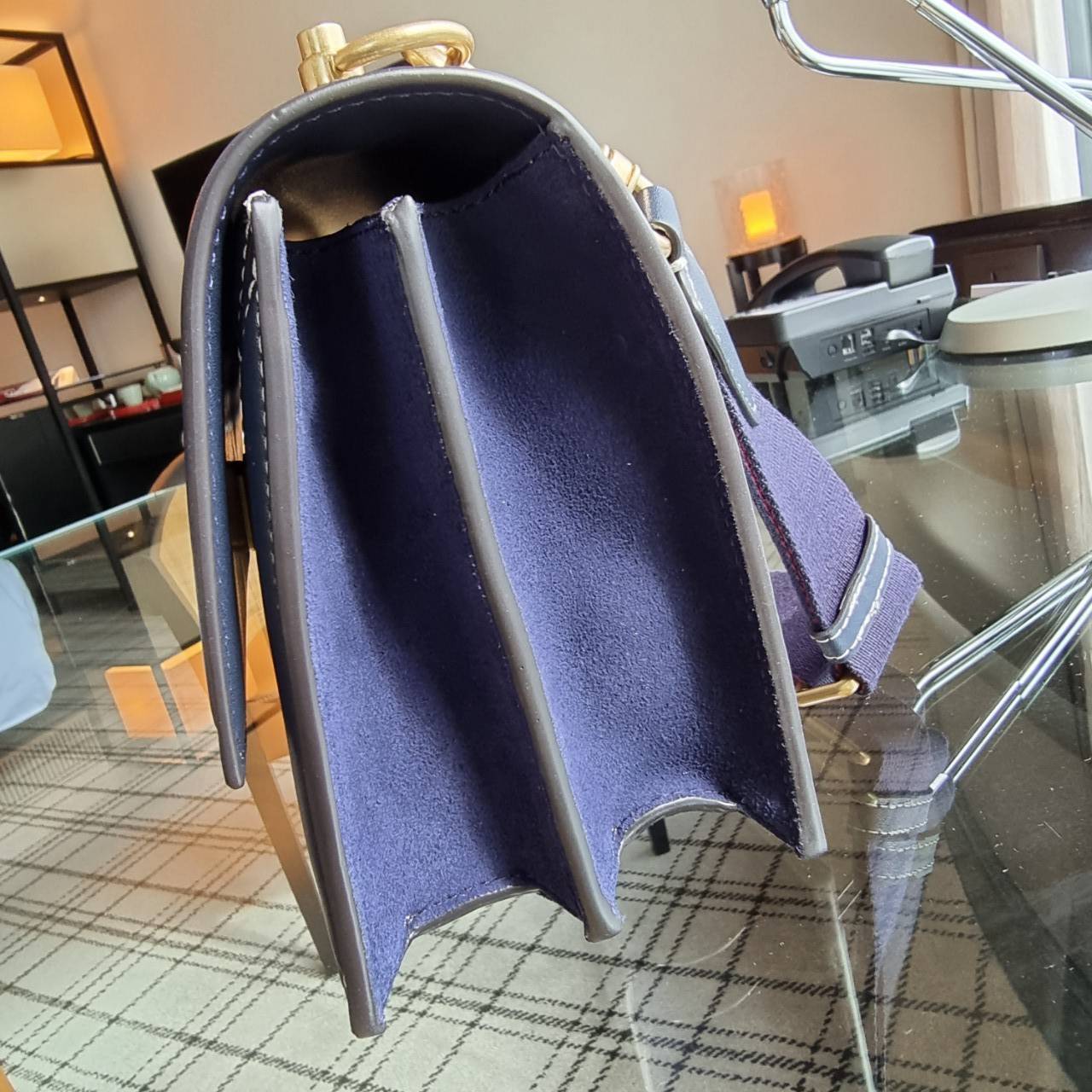 Tory burch t monogram jacquard shoulder bag คอลเลคชั่น T Monogram สำหรับคอลเลคชั่นฤดูใบไม้ผลิ 2021 เราสร้างสรรค์ลายโมโนแกรมที่ได้รับแรงบันดาลใจมาจากลวดลายการถักทอผ้าห่มของชาว Pennsylvania Dutch แบบดั้งเดิม เป็นการเฉลิมฉลองโลโก้สุดไอคอนนิคของแบรนด์ โดดเด่น