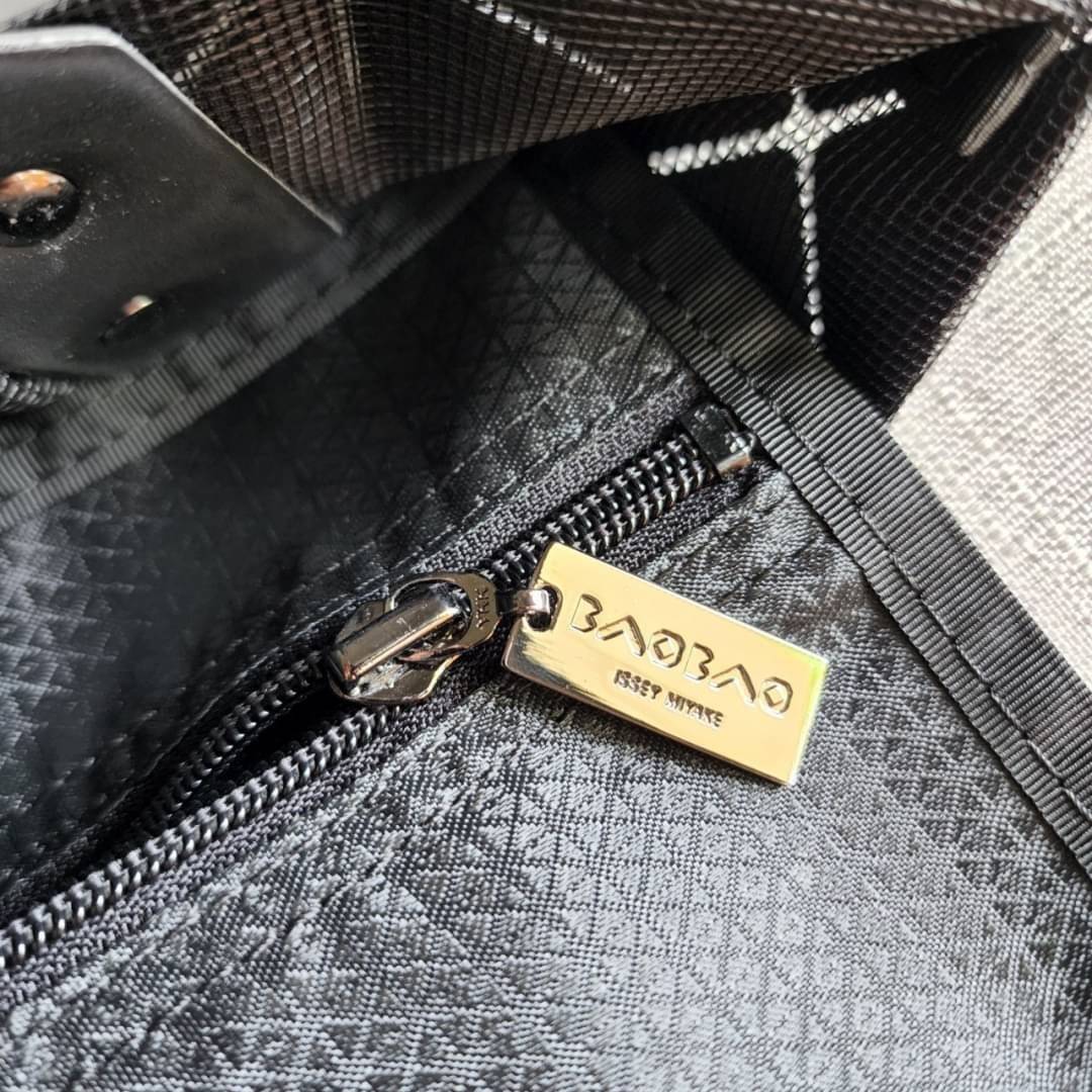 BAO BAO ISSEY MIYAKE LUCENT ONE-TONE กระเป๋า Bao Bao จากแบรนด์ดัง Issey Miyake แบรนด์แฟชั่นจากประเทศญี่ปุ่น ซึ่งมีสินค้ามากมายไม่ว่าจะเป็นเสื้อผ้า นาฬิกา น้ำหอม และที่ขาดไม่ได้นั่นก็คือ กระเป๋า Bao Bao ที่มีความพิเศษในเรื่องของวัสดุและดีไซน์ที่ครองใจสถาปน