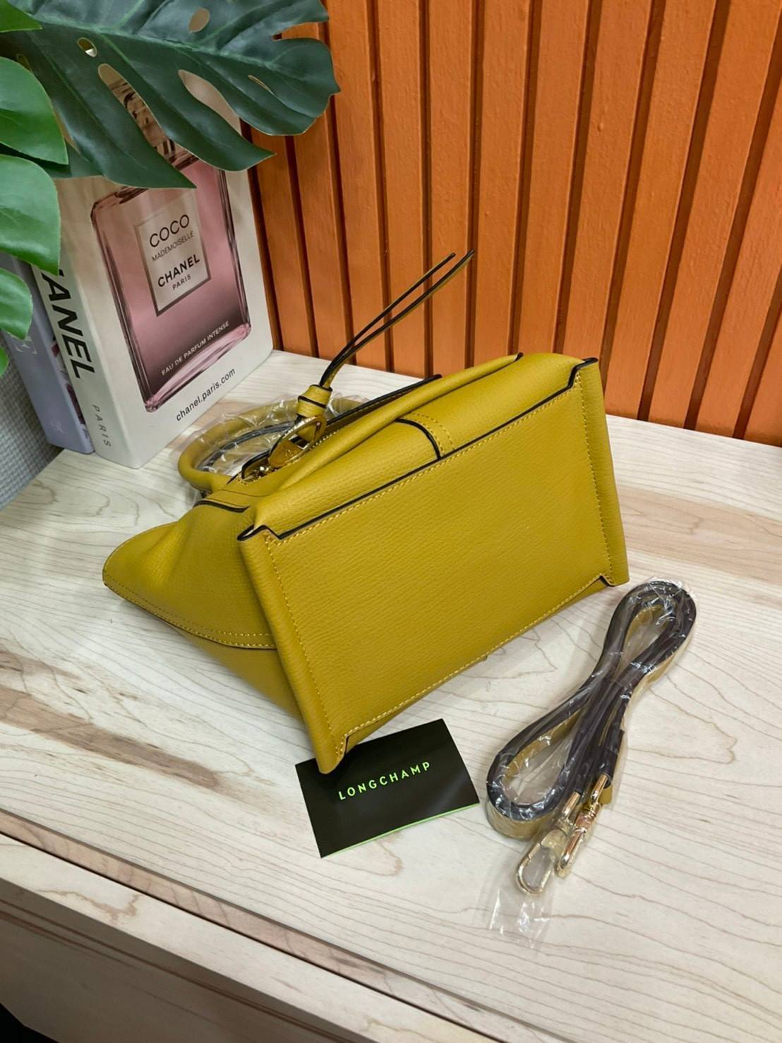 ของแท้ 💯% LONGCHAMP MINI MAILBOX TOP HANDLE BAG กระเป๋าถือ/Crossbody รุ่นหายาก!! รุ่นใหม่ล่าสุด ดีไซน์ด้วยเส้นด้ายที่ดูโฉบเฉี่ยว และ รูปทรงสี่เหลี่ยมคางหมู ทรงสวยโดดเด่น เป็นเอกลักษณ์ของผู้หญิง Longchamp วัสดุ Polyamide & Leather หนังแท้