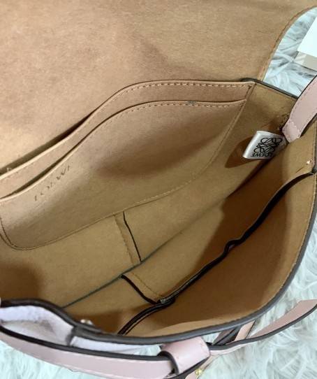 LOEWE Small Leather Gate Crossbody Bag VIP GIFT WITH PURCHASE (GWP) กระเป๋าถือหรือสะพาย Limited จาก LOEWE DUTYFREE COUNTER วัสดุ Canvas & Leather Calfskin หนังแท้ รูปทรงทันสมัย น้ำหนักเบามากค่ะ มาพร้อมสายสะพายยาวสามารถปรับระดับได้ เป็นอีกหนึ่งรุ่นฮิตกันมา