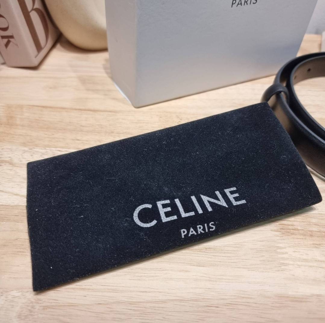 Celine belt with gift box set เข็มขัดซีลีนสุดคลาสสิค วินเทจ เรียบง่าย ผู้ดี เป็นซิกเนเจอร์ ด้วยดีไซน์อะไหล่สีทองวินเทจ ทำให้ใช้งานเป็น everyday use ได้เลย วัสดุหนังอย่างดี