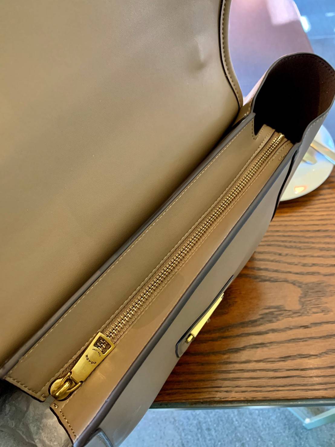 COACH COURIER CARRYALL 23 IN COLORBLOCK SIGNATURE CANVAS พร้อมส่ง 7 แบบ พร้อมส่ง ลุคดูไฮสุดๆค่ะ! กระเป๋าสะพายหนังหรูหราและคลาสสิค หนังแท้ชั้นดีที่สุด น้ำหนักเบา หนังสวยมากก สัมผัสแล้วหลงรักแน่นอนจ้าา😘