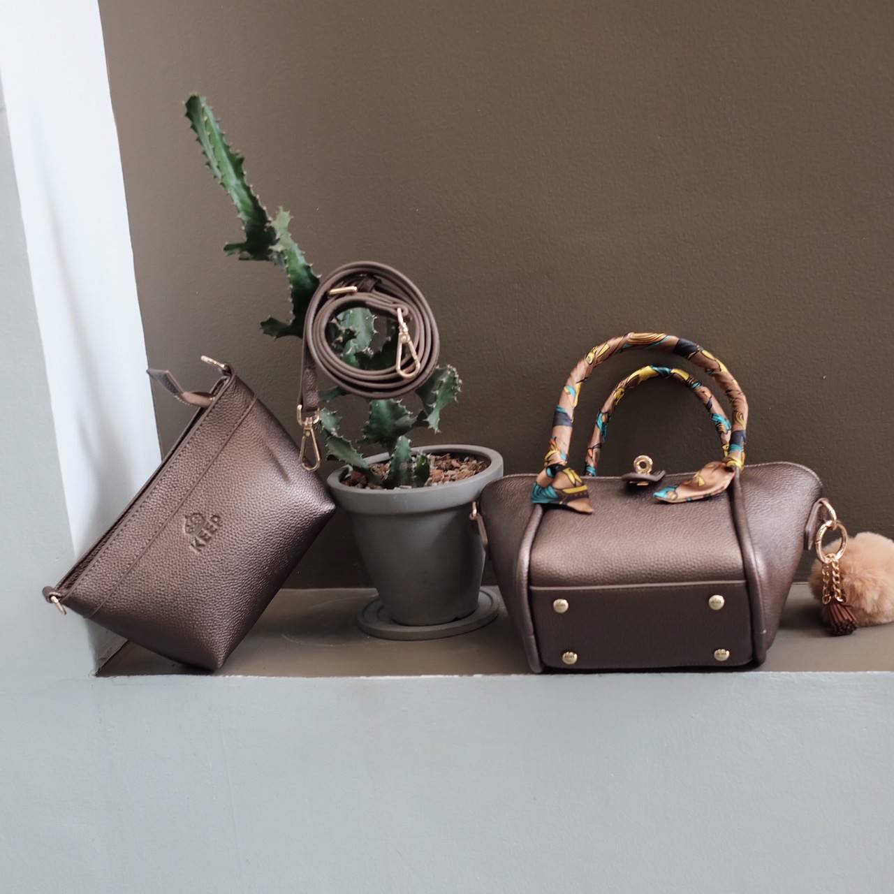 กระเป๋าทรงน่ารักๆ รับ Summer นี้เลยค่า KEEP ‘ Basket ‘ Handbag > ทรงน่ารัก (ราคานี้แถม ปอมๆ และผ้าพันหูกระเป๋าให้ 2 ผืน เข้า Set ) > มีใบเล็กด้านใน ให้อีก 1 ใบ สามารถเอาออกมาใช้สะพายได้ ( เหมือนซื้อ1ได้2 ) >น้ำหนักเบา ใบเล็กกะทัดรัด เหมาะกับ Summ