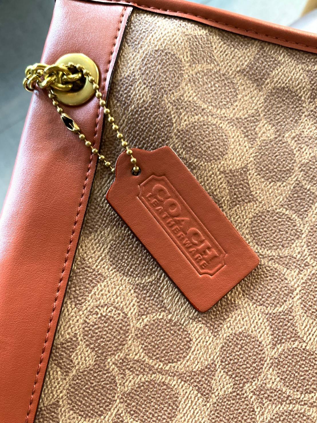 LIMITED EDITION 📣รุ่นใหม่ล่าสุด ยังไม่มีในช๊อปไทยจ้าา❗️ COACH CHAIN CASHIN TOTE ((C6338//C6620)) พร้อมส่ง สินค้าเข้าใหม่ ห้ามพลาดค่าา! กระเป๋าทรงTote สูง สามารถใส่เอกสาร//A4 ได้ วัสดุหนังแท้นิ่ม น้ำหนักเบาค่ะ 🔺จุดเด่นของรุ่นคือสายสะ