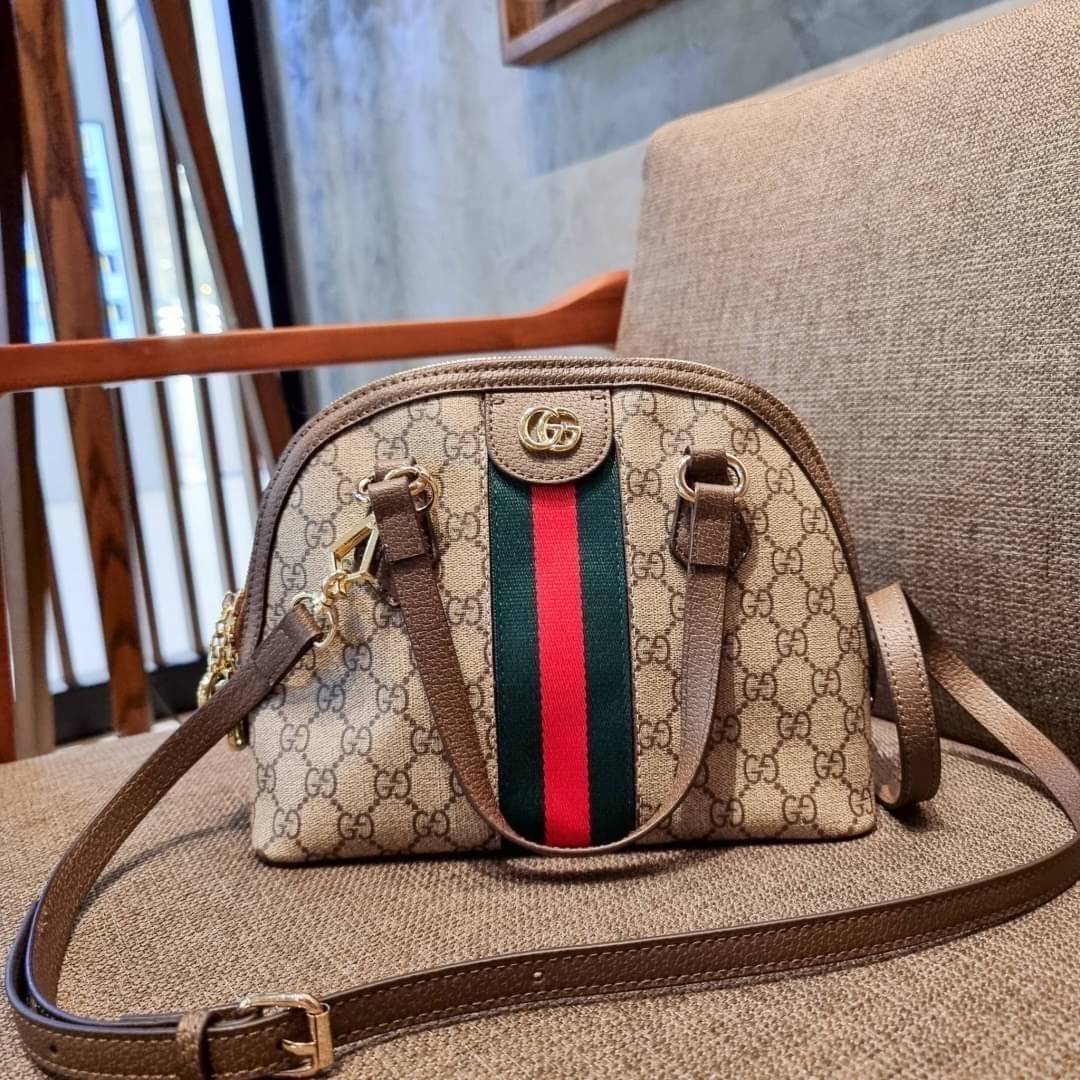 GC CLASSIC SATCHEL BAG กระเป๋าถือ/สะพายทรงโดม รุ่นหายาก สวยคลาสสิค แถมฟรี!! โบว์ผ้าลายแบรนด์ สำหรับตกแต่งหูกระเป๋า ผูกเป็นโบว์ หรือพันถนอมหูกระเป๋าก็เพิ่มดีเทลความหรูได้ วัสดุหนังแคนวาส ดีไซน์แถบคาดโดดเด่น เปิด-ปิดกระเป๋าด้วยซิป หัวซิปตัว G อะไหล่สีทอง เล