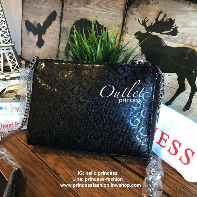 Guess Delgado Mini Crossbody Top Zip กระเป๋าสะพายจาก GUESS มาพร้อมกับดีไซน์เรียบหรู ดูสวยงาม ดูแลรักษาได้ง่าย เหมาะสำหรับเป็นเพื่อนคู่ใจทุกการเดินทาง วัสดุ Base G-shine Logo สายสะพายโซ่ต่อหนัง ความยาว 117 cm เปิดปิดด้วยซิปเดียว ใช้งานง่ายให้คุณสะพายได้อย่