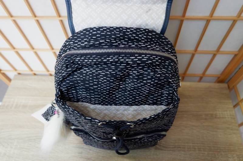 Kipling City Pack S K18014 Kipling มาพร้อมดีไซน์ทันสมัย สนุกสนาน ใช้งานได้อย่างคล่องตัว ด้วยสีและลายสุดคลาสสิก โดดเด่นด้วยพื้นที่ภายในและช่องต่างๆ ที่ให้คุณจัดเก็บของสำคัญได้ครบถ้วน