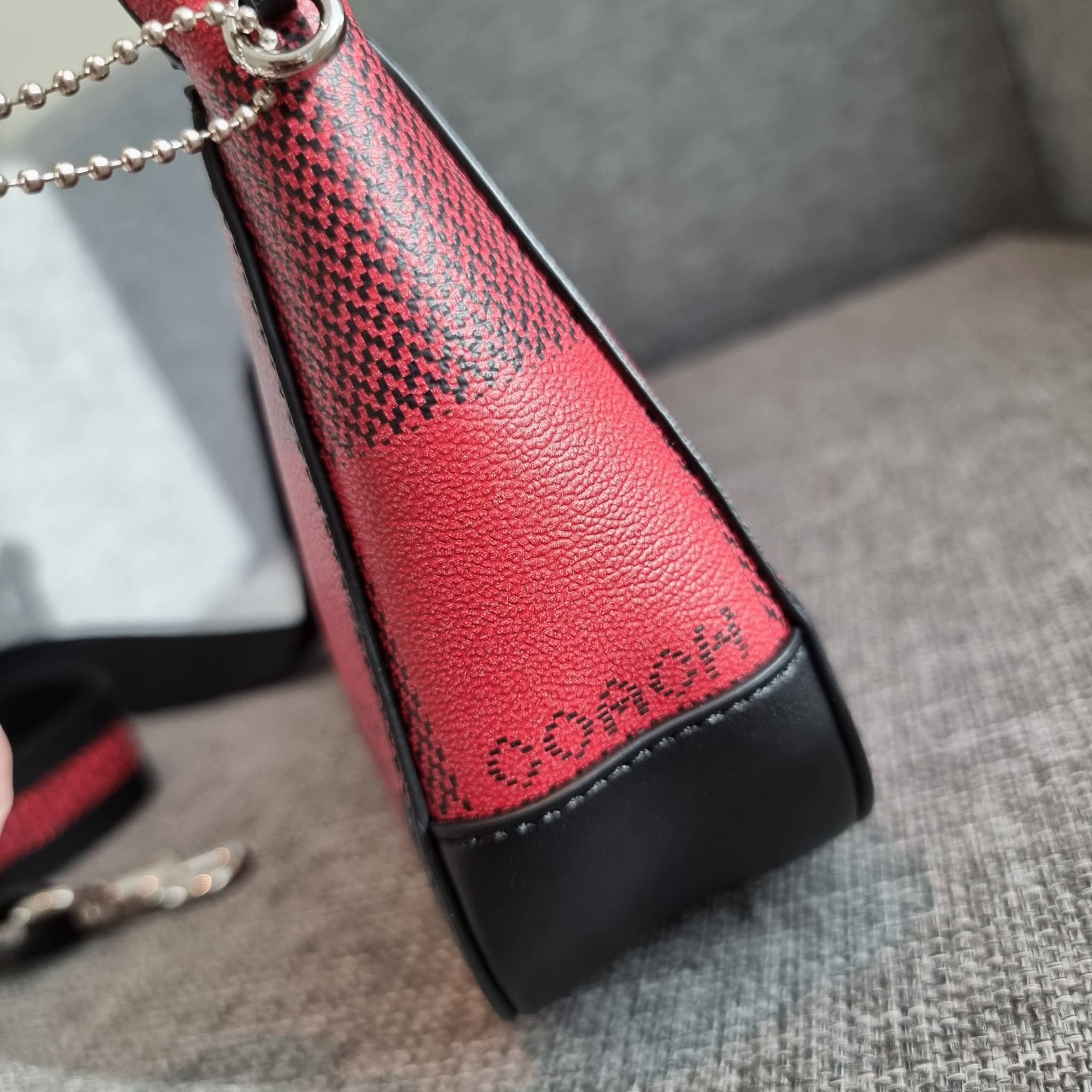 OUTLET 】COACH C6818 JES BAGUETTE WITH BUFFALO PLAID PRINT คอลเลคชั่นใหม่ล่าสุด พร้อมเสิร์ฟความสวยถึงบ้านเช่นเคย!! กระเป๋าสะพายทรงบาแกตต์ ดีไซน์ย้อนยุค ที่แอบแฝงความเรียบหรูดูแพงอยู่ในตัว โดดเด่นด้วยสายสะพายเส้นใหญ่ โทนสีคอนทราส ทำให้ไอเท็มนี้ดูมีลูกเล่นมา