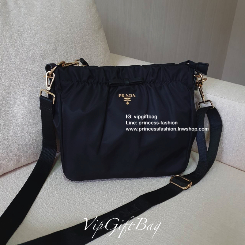 Prada nylon รุ่น Limited edition **กระเป๋าทรงน่ารัก จับจีบปากกระเป๋า ดีมาก วัสดุผ้าNyonกันน้ำ ตามแบบฉบับแบรนด์ เปิด/ปิดด้วยซิป ภายในเย็บติดป้ายหนังแบรนด์ มีช่องซิปเล็ก1 สามารถใส่ของจุกกจิกได้ สามารถใส่IPad mimiได้ มีช่องซิปเล็ก1ช่อง มาพร้อมสายหนังสั้นคล้อ