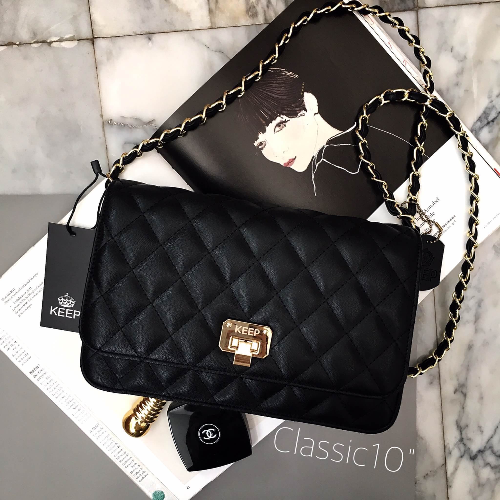 New arrival! จากแบรนด์ KEEP รุ่น Keep spell chain bag (( mini - classic size )) ตัวกระเป๋าหนังแกะสังเคราะห์ ลายหนังสวยมากๆคะ นิ่ม-ตึง สุดๆ รุ่นนี้ จะมี 2 ขนาด คือ mini และ classic ไซด์ ทรงนี้ เป็นทรงที่ใช้งานง่าย สวยหรู ใช้ได้ทุกโอกาสจริงๆคะ ตัวกระเป๋าขนา