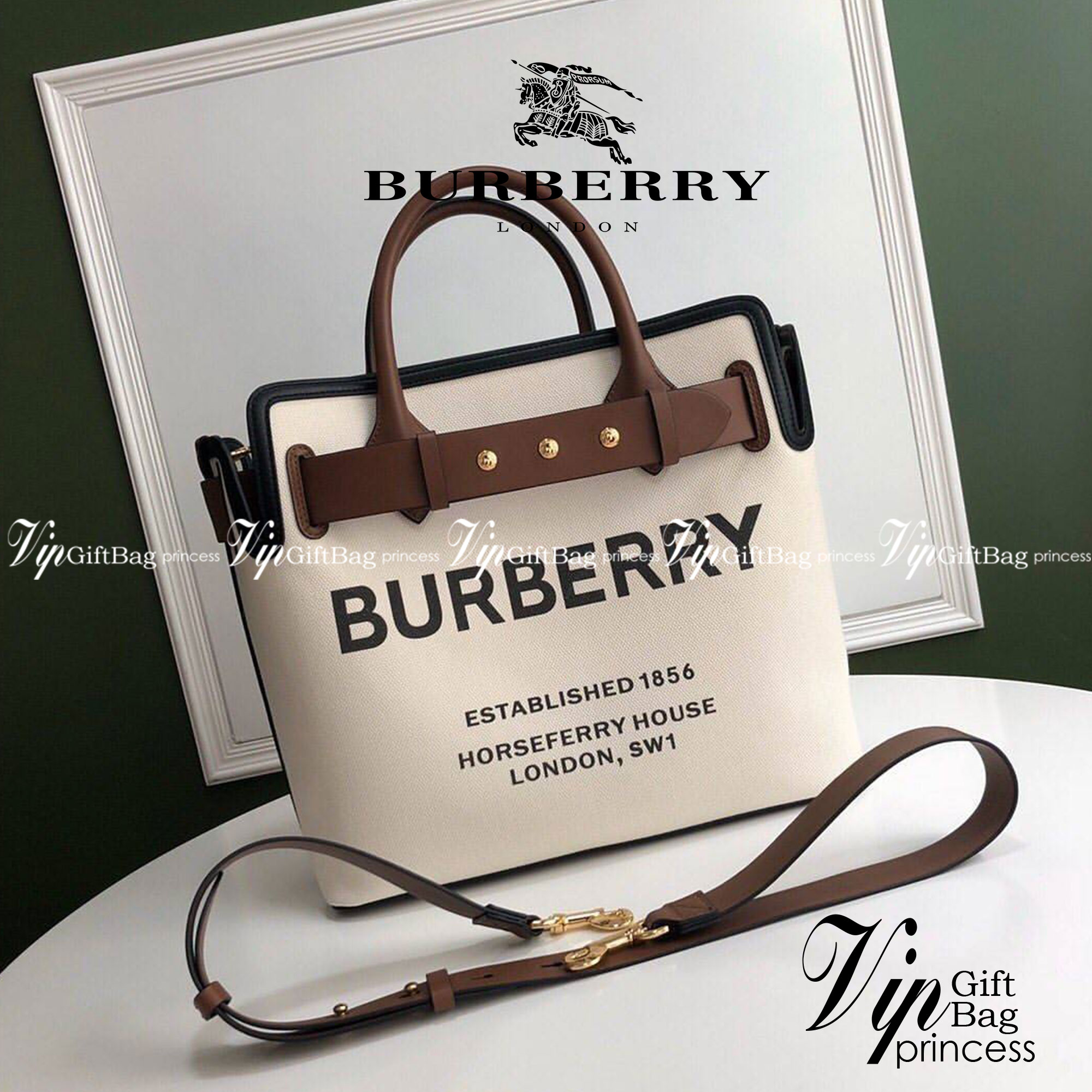BURBERRY FRAGRANCES TOTE BAG อีกหนึ่งไอเท็มหายาก วัสดุ Canvas & Leather Calfskin ดีไซน์สวยมีเอกลักษณ์คาดด้วยสายหนังประดับกระดุมทองด้านหน้า หูจับหนังแท้จับถนัดมือ สายสะพายยาวหนังแท้ถอดได้ปรับระดับได้อะไหล่แบรนด์ ภายในโล่งกว้างมีช่องใส่ของใส่เอกสารA4 กระเป๋