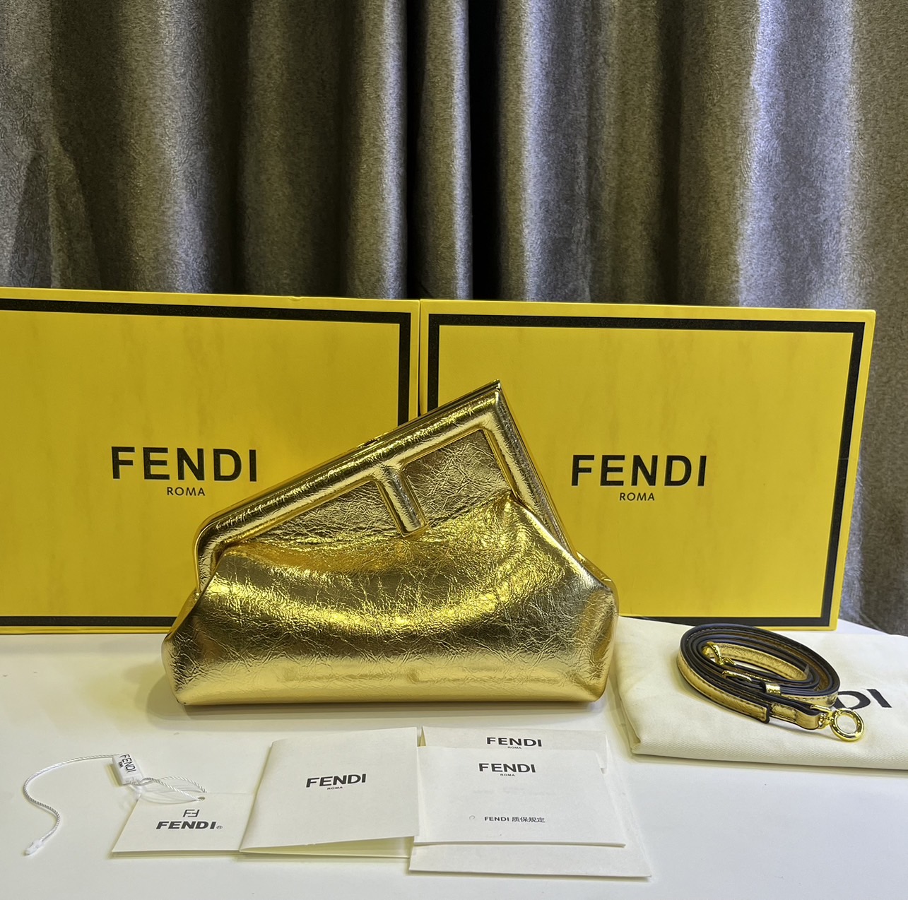 พร้อมส่ง 6 สี FENDI First Midi bag กระเป๋าทรงคลัชมาพร้อมสายสะพาย รูปลักษณ์สวยงามทันสมัย 🧡 เกรดออริจินอล 1:1 สลับแท้ ใช้งานต่างประเทศได้