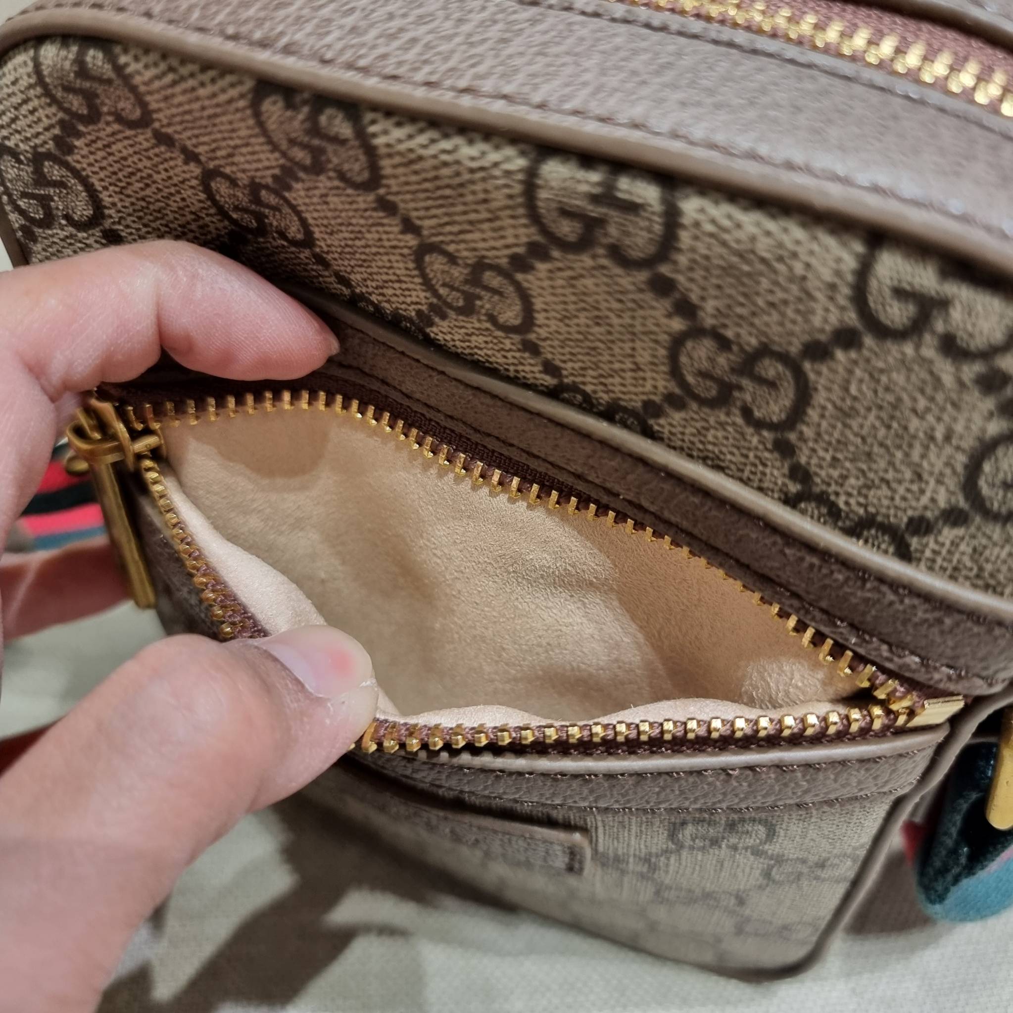 VIP 】GC VIP MINI MESSENGER CROSSBODY BAG กระเป๋าสะพายข้างพรีเมี่ยมกิ๊ฟลุคสปอร์ต เรียบแต่แอบหรู ไซส์มินิ น่าใช้!! วัสดุหนังแคนวาส ไม่ต้องห่วงเรื่องความทนทาน ✔️ ตกแต่งสายคาดหรู เท่ ดีไซน์สีตามสัญลักษณ์แบรนด์ เข้ากันมากๆ!! เปิด-ปิดด้วยซิป ด้านหน้ามีช่