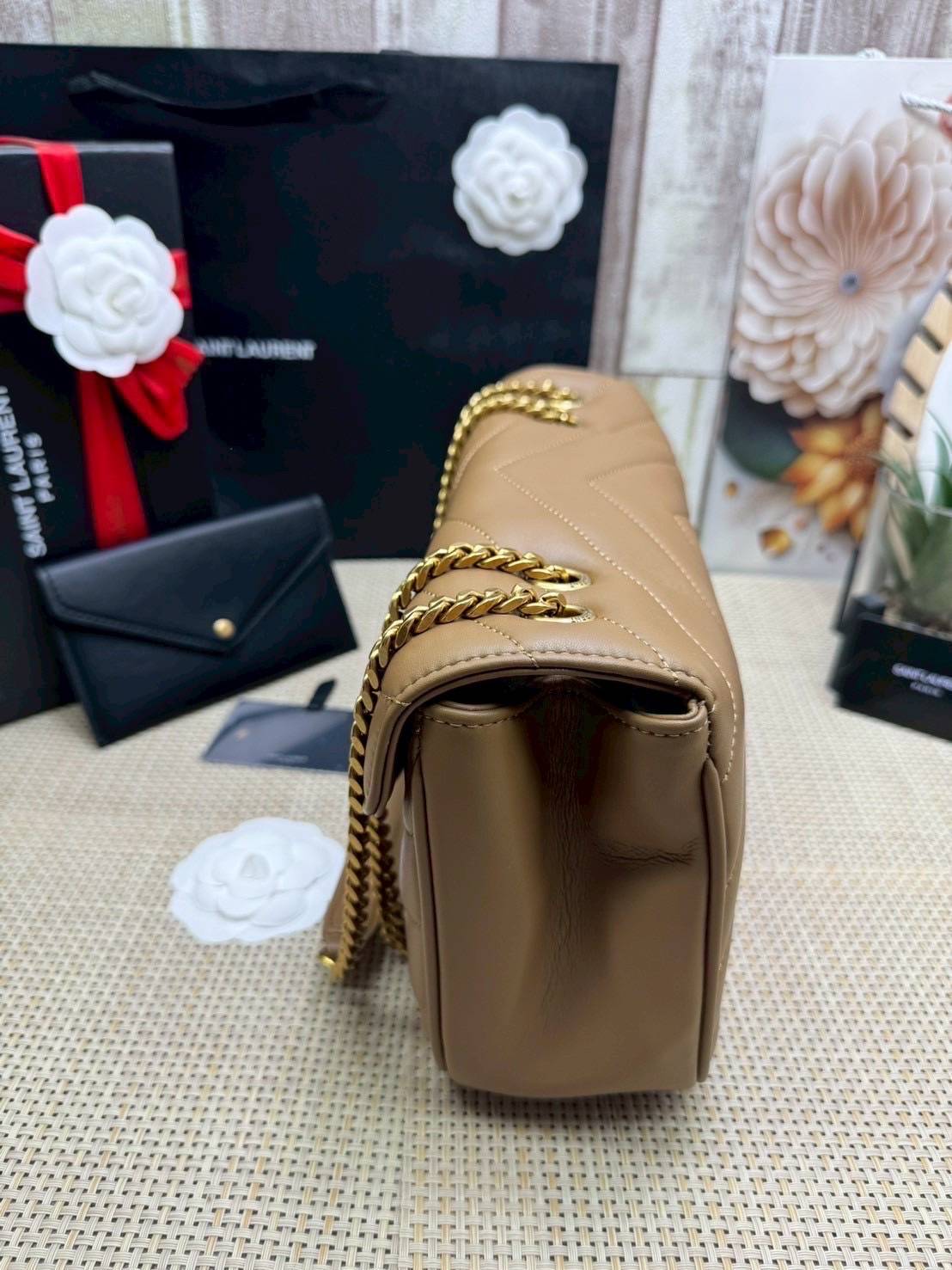 ORI หนังแท้ | 28cm YSL LOULOU medium in MATELASSÉ กระเป๋าสะพายสายโซ่าีทองหรูหรา งานหนังแท้เนื้อนุ่มตะเข็บเย็บลายเชฟรอนสวยหรูโดดเด่นเป็นเอกลักษณ์ 🤍 เกรดออริจินอล หนังแท้