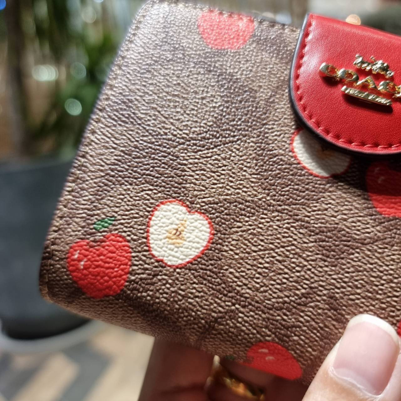 COACH C4117 MEDIUM CORNER ZIP WALLET IN SIGNATURE CANVAS WITH APPLE PRINT ดีไซน์ใหม่ล่าสุด!! คอลเลคชั่นลายพริ้นท์แอปเปิ้ลแดงโดดเด่นบนพื้นลายซิกเนเจอร์ เพิ่มลูกเล่นให้กระเป๋าสตางค์ของคุณ กระเป๋าสตางค์ใบกลาง ขนาดกำลังเหมาะมือ วัสดุหนังแคนวาส ดูแลรักษาง่าย ม