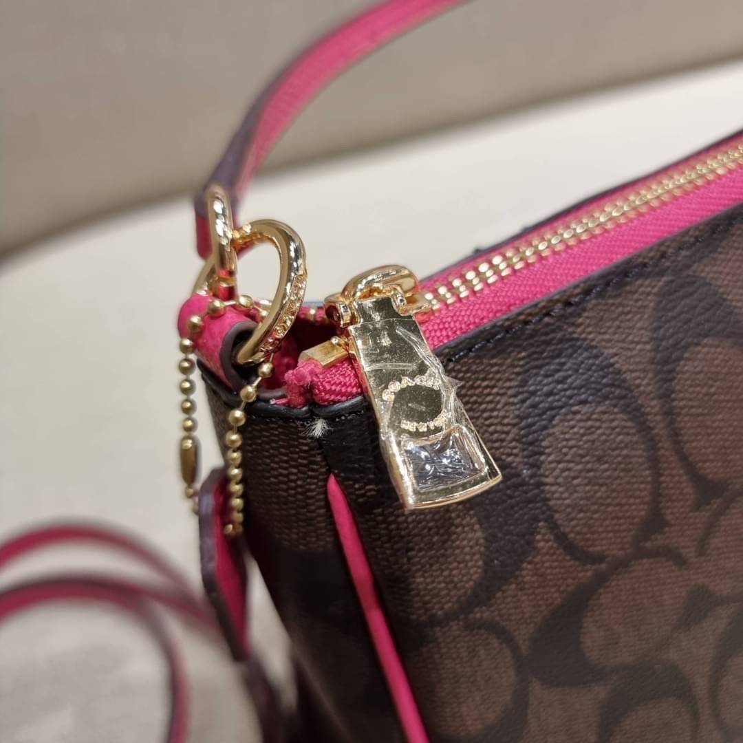 COACH 36674 TOP HANDLE POUCH IN SIGNATURE JACQUARD กระเป๋าทรงพอช ยอดฮิต ยกขึ้นแท่น ด้วยดีไซน์ที่ออกมาให้ใช้งานได้ง่าย ขนาดกำลังเหมาะ วัสดุหนังแคนวาสทนทาน ดีไปหมดขนาดนี้!! คุณลูกค้าถึงสั่งกันรัวๆจริงๆ ภายในโล่งกว้าง ใส่โทรศัพท์ได้ทุกรุ่น มาพร้อมสายคล้องแขน