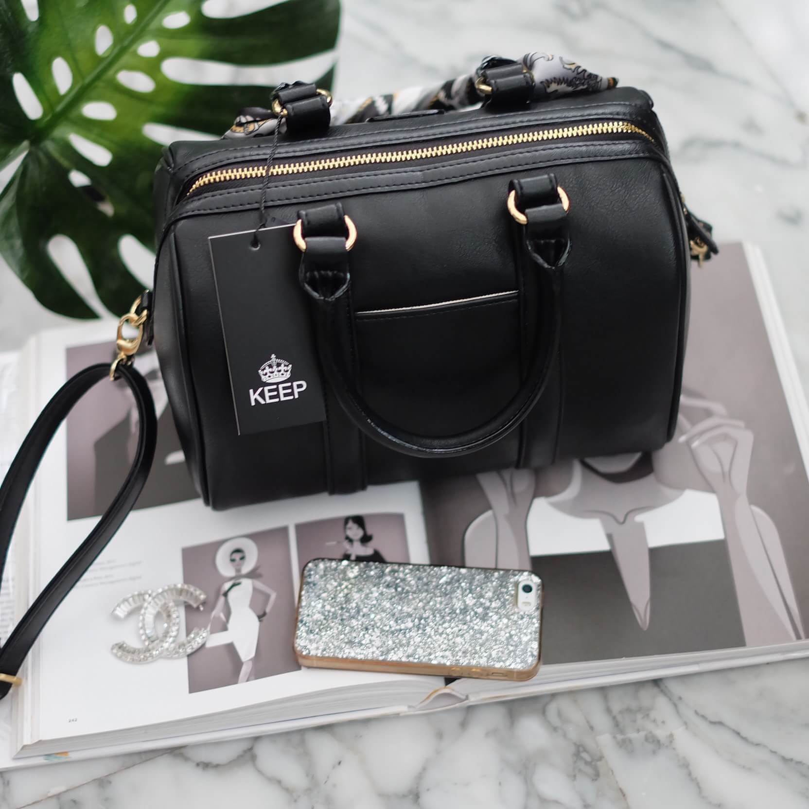 รุ่นใหม่ล่าสุด ขนาด มินิ หนังแกะสวยมากคะ สีเข้าใหม่ >> สี classy black รุ่น KEEP sheep leather Pillow bag สวย น่ารัก ขนาดตอบทุกโจทย์การใช้งาน เห็นแล้ว #หลงรักเลยคะ ตัวกระเป๋าขนาดกำลังดี จุของคุ้ม หนังแกะ สวยมาก ดูแลรักษาง่าย ประดับด้วยผ้าพันหูกระเป๋