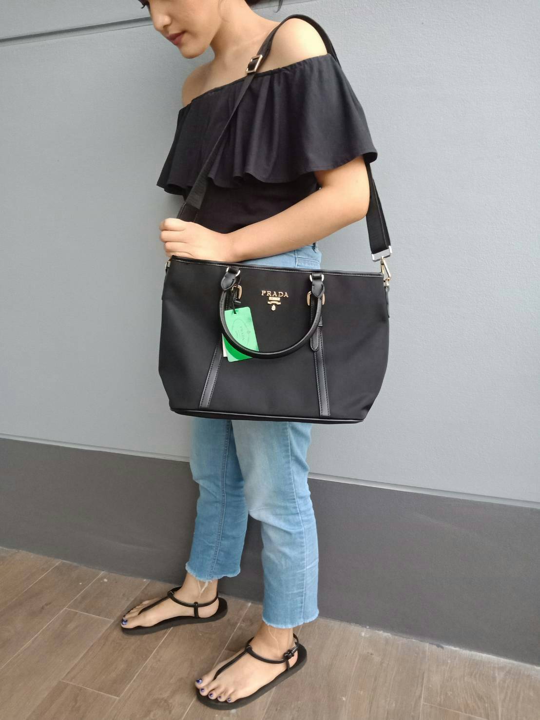 ☃ #กระเป๋าจากงานOutletแท้ 🎈#ภาพถ่ายจากงานขายจริงทั้งหมดนะคะ 🎄👍 New item! มาใหม่ค้า กับรุ่น handbag กระเป๋าถือสะพาย จากงานพรีเมี่ยมกิ้ฟใหม่ บอกเลยว่า ใบนี้วัสดุเป็น Polyester กันน้ำทั้งใบ ตัวกระเป๋ามาพร้อมสายเข็มขัดคาดด้านหน้