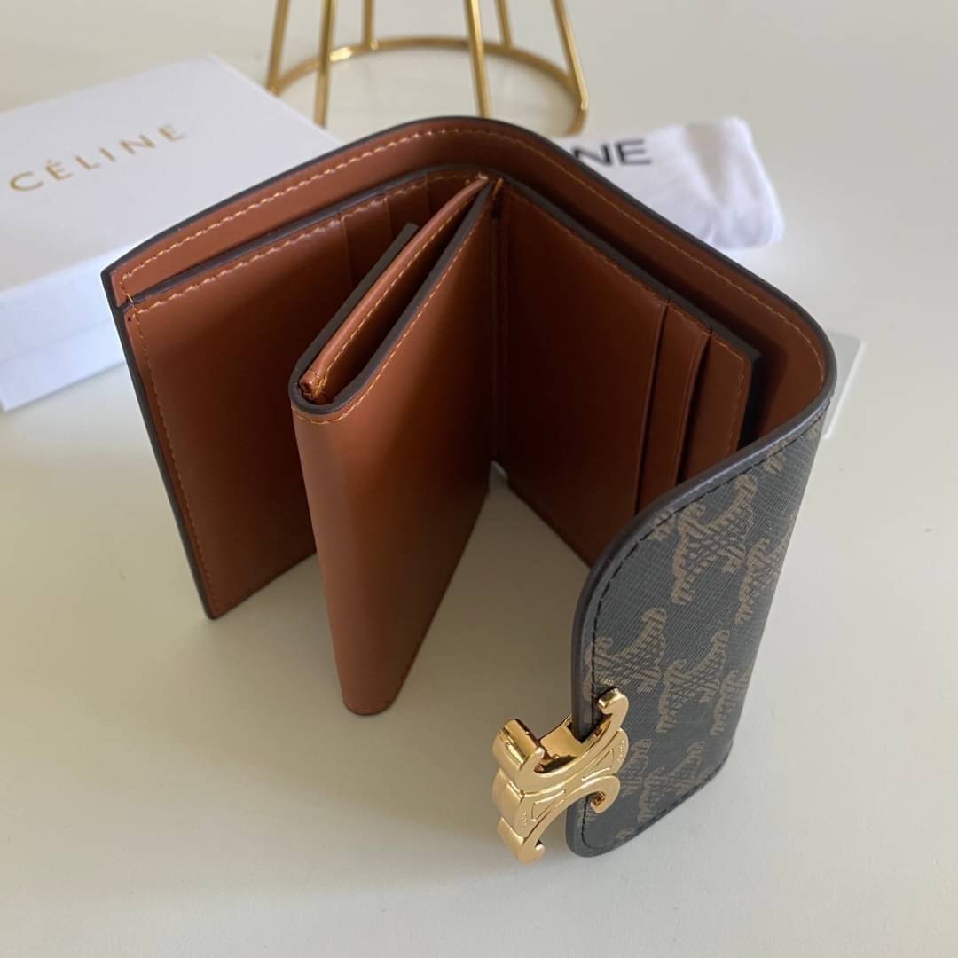 พรีเมี่ยมกิ๊ฟแท้ 100% 】CELINE SMALL TRIOMPHE WALLET IN SHINY SMOOTH LAMBSKIN VIP GIFT WITH PURCHASE (GWP) พรีเมี่ยมกิ๊ฟ Member Gift Limited Edition จาก CELINE HAUTEPARFUME COUNTER กระเป๋าสตางค์งานดี งานสวยสุดๆๆๆ มี 3พับ ขนาดกะทัดรัด รุ่นนี้คลาสสิคมากค่ะ