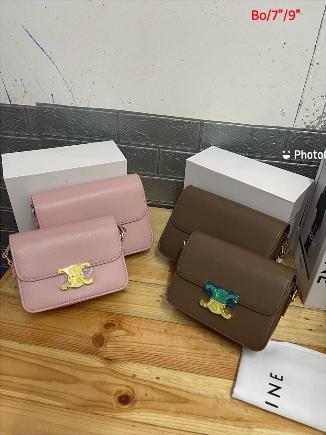 CELINE CLASSIQUE TRIOMPHE BAG / Celine Teen Triomphe Bag / Celine Bag พร้อมส่ง กระเป๋าแบรนด์หรูที่ควรมีแห่งปี รูปทรงสี่เหลี่ยมรุ่นฮอตฮิตของเหล่าดาราและเซเลบทั้งหลาย ดีไซต์เรียบหรู
