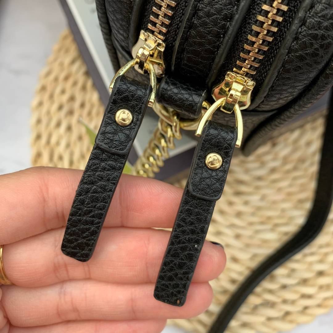 ของแท้ 💯% Kate spade New York mini shoulder bag กระเป๋าสะพายหนังนิ่ม สวยอยู่ทรง ด้านหน้าประดับโลโก้แบรนด์ อะไหล่ทอง น้ำหนักเบา มี2ช่องซิป แยกเป็นสัดส่วน ภายในมีช่องซิป 1 ช่อง และช่องใส่ของจุกจิก 1ช่อง จุของได้เยอะ สายสะพายปรับระดับได้ค่ะ