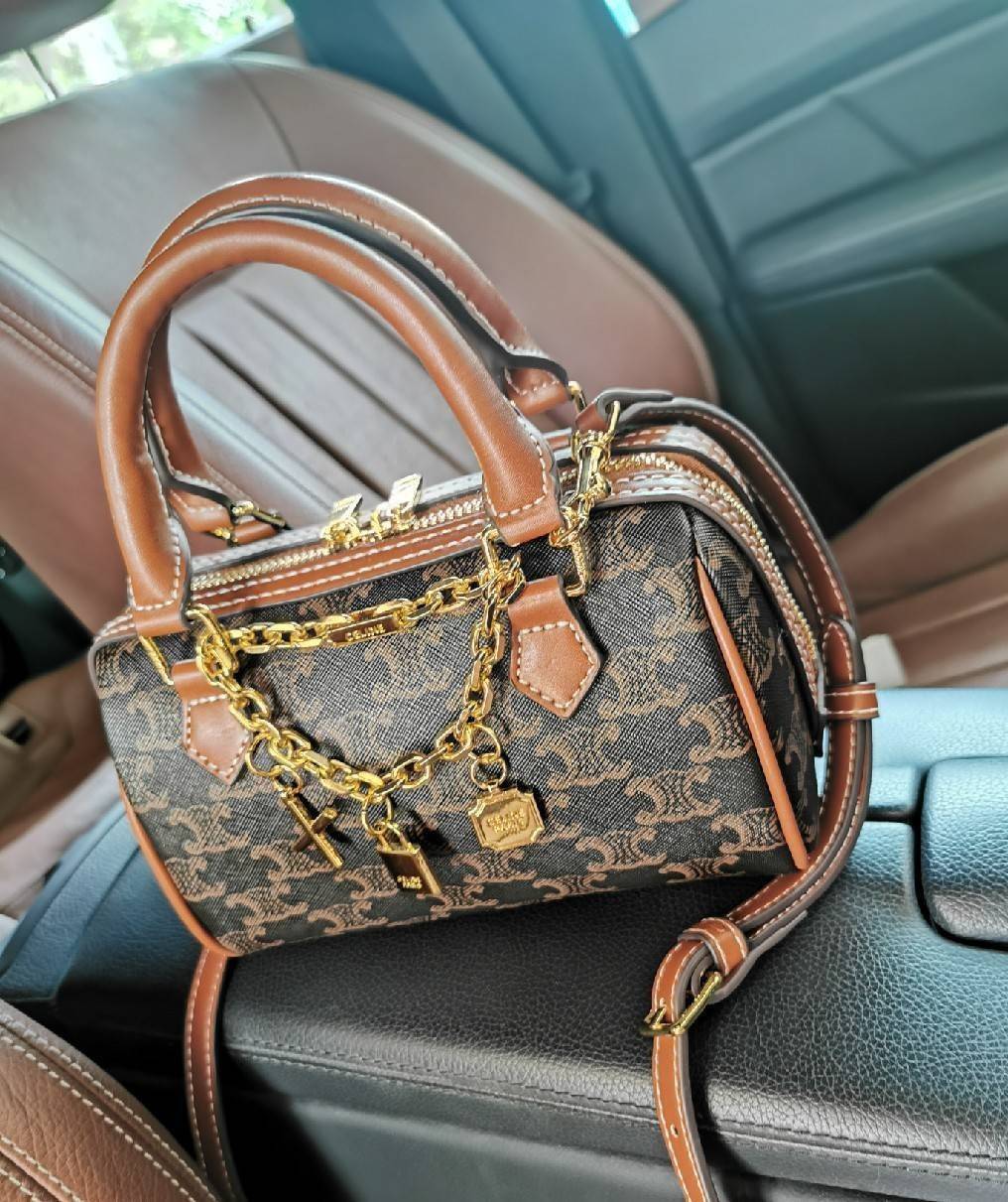 CELINE MINI BOSTON IN TRIOMPHE CANVAS / CELINE MINI CROSSBODY BAG VIP วัสดุแคนวาสหนังสวยอยู่ทรง ดีไซน์ยอดนิยมทรง Speedy ประดับสร้อย สายโซ่สีทองหรูเปิดปิดด้วยซิปคู่แบรนด์