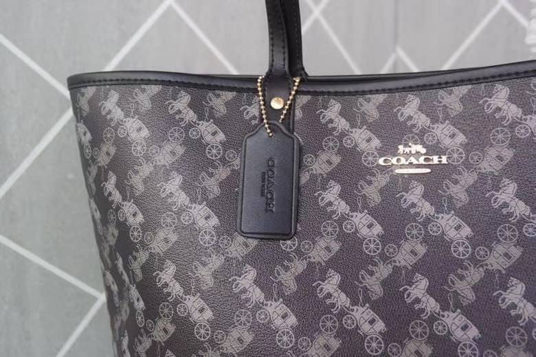 COACH 91107 REVERSIBLE CITY TOTE WITH HORSE AND CARRIAGE PRINT ใช้ได้ 2 ด้าน 🔺ทรง Tote รุ่นแนะนำค่ะ!! วัสดุ pvc อย่างดี นิ่มยวบตัวสวย ลายรถม้าทั้งใบค่ะ (ในไทยหายากค่ะลายนี้) 📌สามารถใช้ได้ทั้งด้านในและด้านนอกนะคะ สวยทั้ง2ด้านเลยทีเดียว เป็น