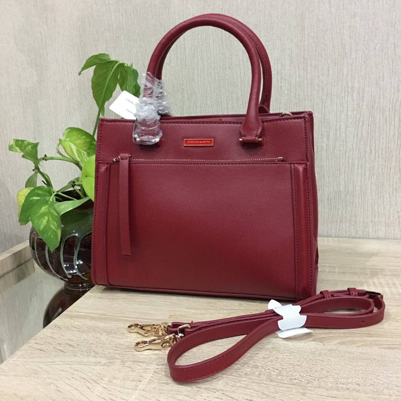 New Arrival CHARLES & KEITH Front Zip Structured พร้อมส่งรุ่นใหม่ล่าสุดค่ะ!!! กระเป๋าถือและสะพายข้าง หนังสวย ทรงเก๋ น้ำหนักเบา ด้านหน้าติดอะไหล่โลโก้แบรนด์หรู มีช่องซิปยาวหนึ่งช่อง เปิดปิดแบบกระดุมแม่เหล้ก ด้านในแบ่งสามช่อง มีช่องซิปกลาง ช่องหน้าหลังโล่ง 