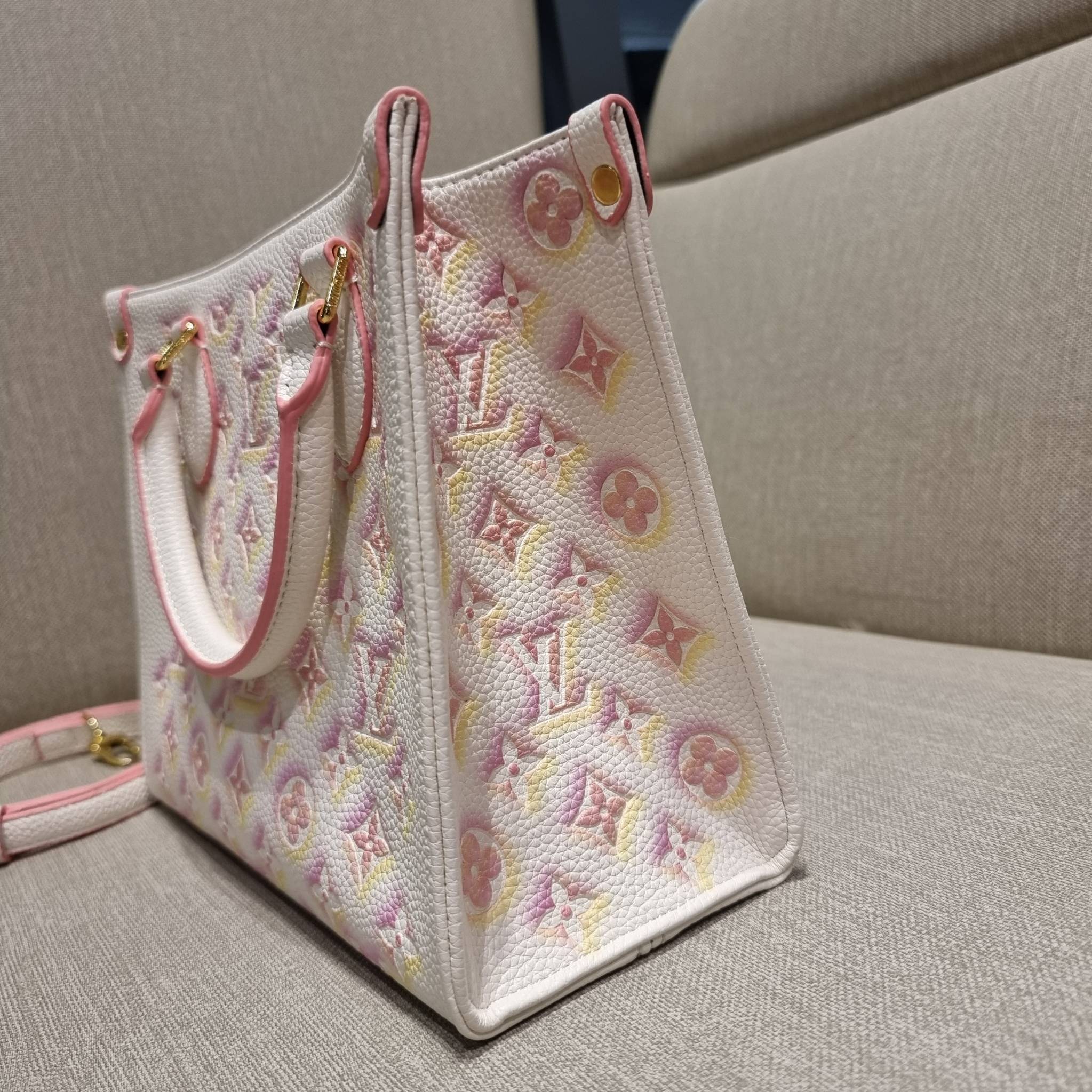 LV crossbody tote bag / LV Shopping Bag ดีไซน์ใหม่ น่ารัก ละมุน น่าใช้มาก กระเป๋าทรงโท้ทที่ใครเห็นต้องเป็นคลั่งรัก ดีไซน์คลาสสิค ผู้ดี หรูหรา โทนสีใช้งานง่าย ทุกสไตล์ วัสดุหนัง pepble มาพร้อมหูจับในตัว คล้องแขนก็ดูแพง หรือจะเกี่ยวสายครอสสะพายก็อัพลุคได้เล
