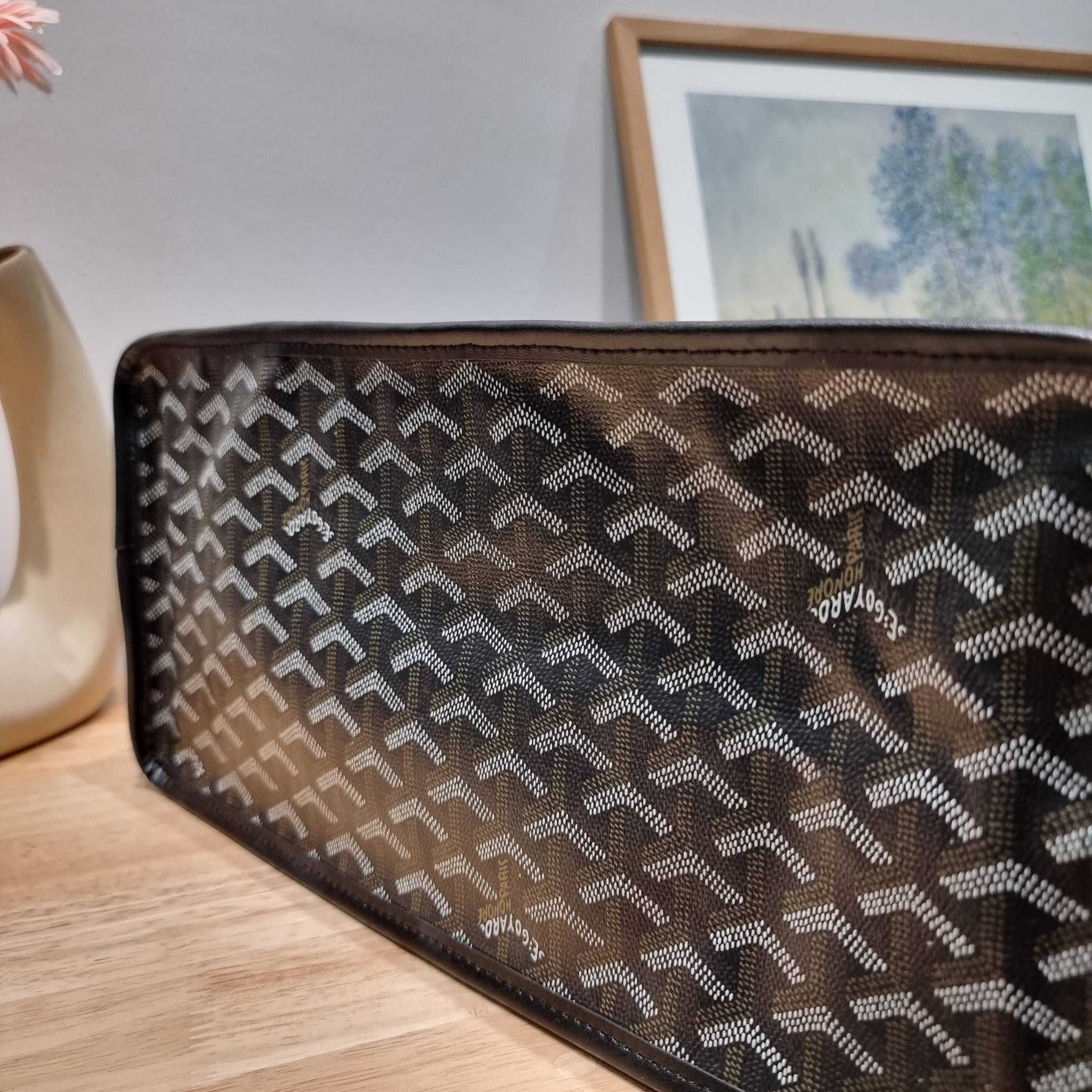 GOYARD ANJOU REVERSIBLE TOTE กระเป๋าสะพายทรงโท้ท ใบใหญ่จุใจ!! กลับด้านใช้ได้ทั้ง 2 ด้าน มาครบสีขายดี เลิศทุกสี รูปทรงคลาสสิค ดีไซน์เป็นเอกลักษณ์ ใช้งานได้หลากหลาย