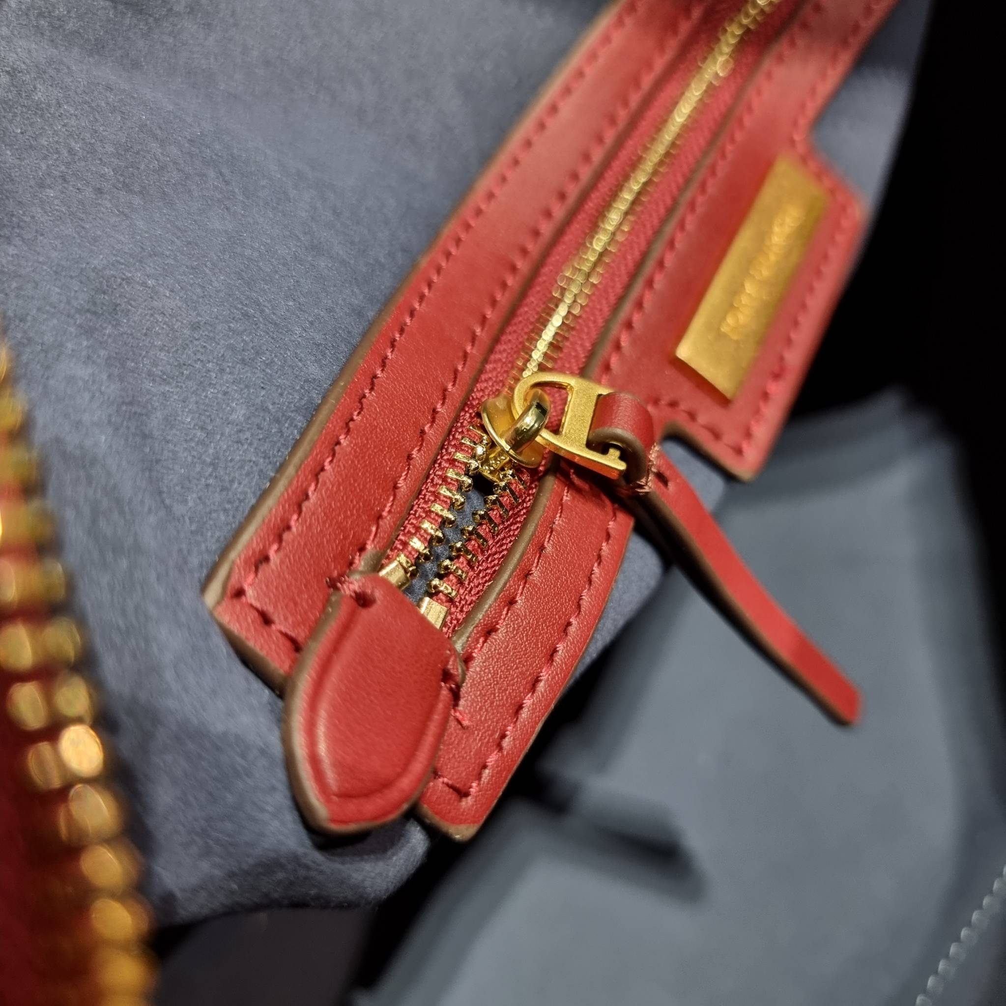 TORY BURCH T MONOGRAM JACQUARD EMBROIDERED DUFFLE คอลใหม่ล่าสุด สวยพร้อมเสิร์ฟแบบไม่ต้องรอพรีฯ ลายโมโนแกรมสุดคลาสสิคที่ถูกดีไซน์รังสรรค์ด้วยงานปักสุดชิค น่าใช้ใจฟูแค่แรกเห็น!! วัสดุ jacquard woven สลับหนังแท้ หูจับในตัว และพร้อมไปเลยกับสายสะพายข้าง ที่จะถ