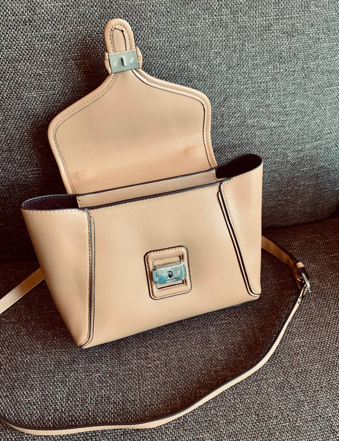 COACH COURIER CARRYALL 23 IN COLORBLOCK SIGNATURE CANVAS พร้อมส่ง 7 แบบ พร้อมส่ง ลุคดูไฮสุดๆค่ะ! กระเป๋าสะพายหนังหรูหราและคลาสสิค หนังแท้ชั้นดีที่สุด น้ำหนักเบา หนังสวยมากก สัมผัสแล้วหลงรักแน่นอนจ้าา😘