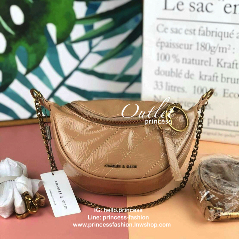 CHARLES & KEITH WRINKLED EFFECT RING ZIP TASSEL CROSSBODY BAG กระเป๋าสาระพัดประโยชน์ ใช้คาเอว คาดอก หรือจะสะพายแบบครอสบอดี้ได้ค่า 💥💥 มีโลโก้แบรนด์ที่ด้านหน้า เปิดปิดแบบซิปคู่เก๋ๆ ด้านในมีช่องใส่บัตรได้ 3 ช่อง รุ่นนี้ใส่ iPhone plus ได้พอดี