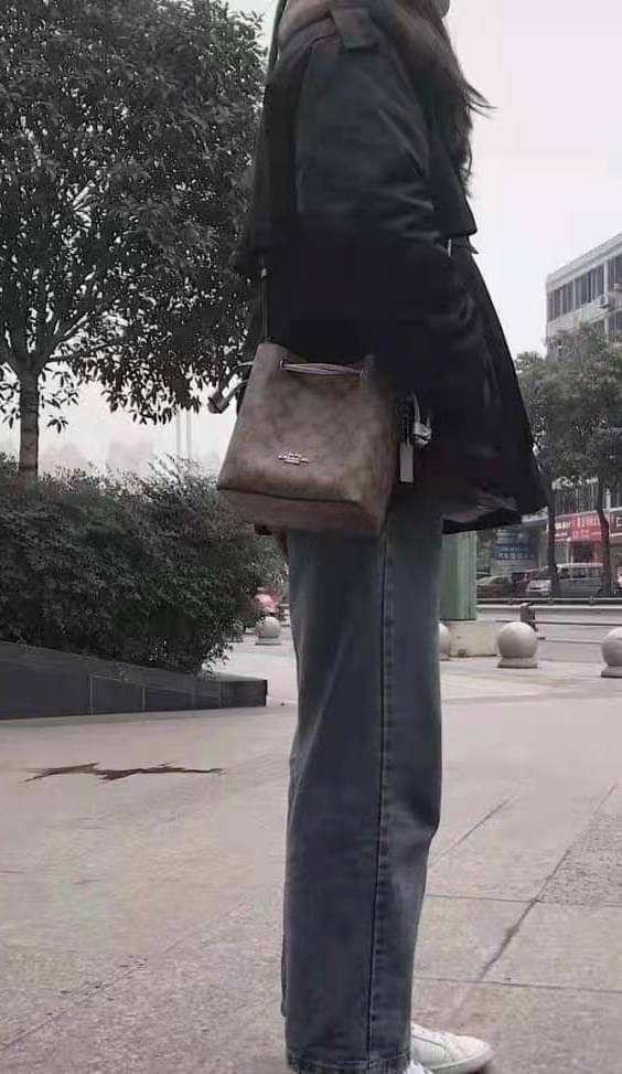 Coach Lena Crossbody Signature Bucket Bag กระเป๋าสะพายไหล่สุดคลาสสิกรุ่นนี้ เป็นรูปทรงถัง ที่สามารถจุของได้กำลังดี สำหรับสาวๆสายแฟชั่นที่ชอบรายละเอียดชิคๆ ดีไซน์เก๋ ด้วยรูปทรงของกระเป๋าที่ออกแบบมาให้ฐานเป็นรูปสี่เหลี่ยมทำให้กระเป๋ายังคงรูปทรงได้ง่าย มีสาย