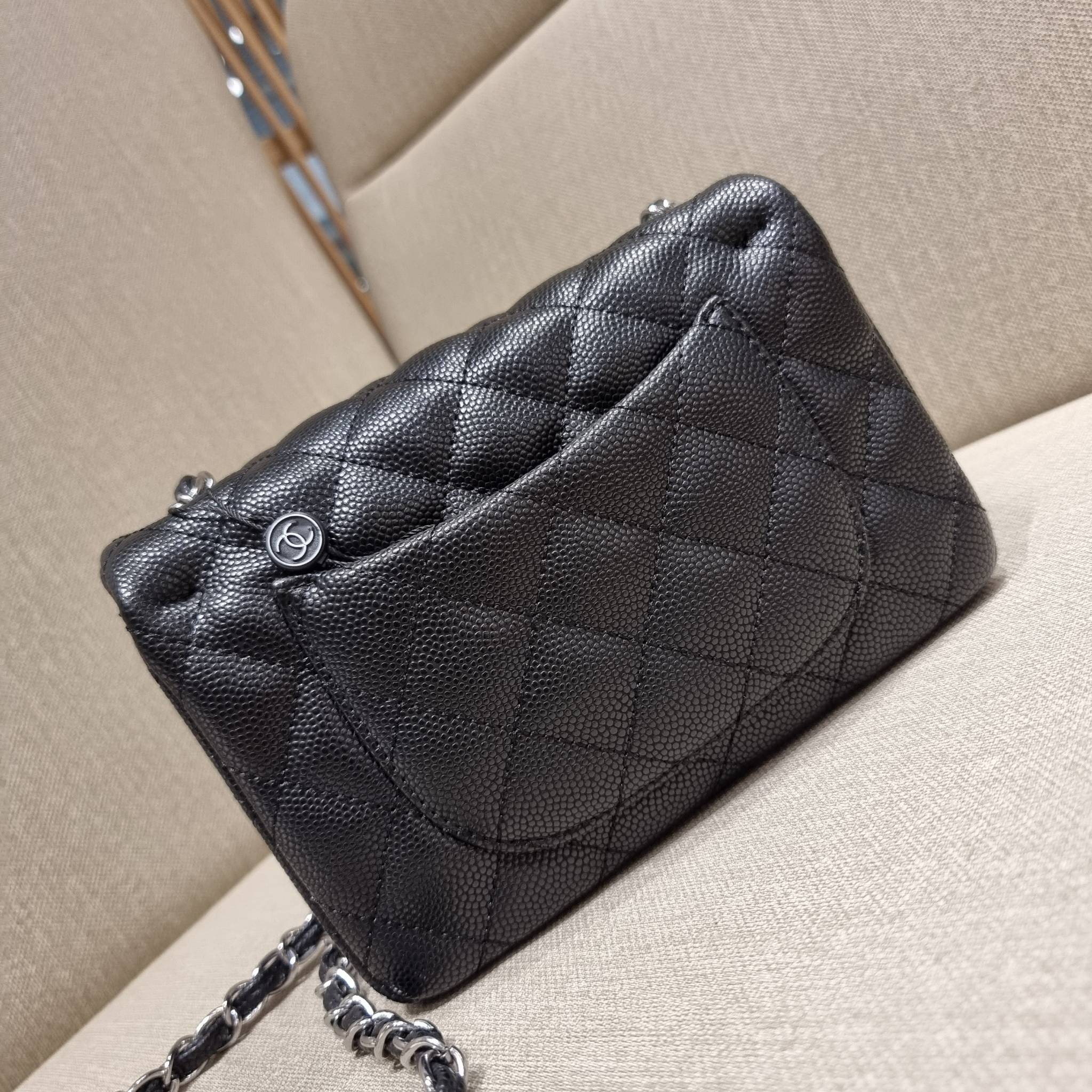 VIP 】3สี คัมแบคทูสต็อค!! จัดมาแน่นๆ พร้อมสีรับความเฮง!! พรีเมี่ยมจากแบรนด์ Chanel vip สุดพิเศษจากเคาน์เตอร์ กระเป๋าสะพาย หนังสังเคราะห์ลายคาร์เวีย หรูหราทั้งอะไหล่เงินและอะไหล่ทอง สะพายแล้วขับผิวมากๆใบนี้ เปิด-ปิดกระเป๋าด้วยตัวบิดล็อค ภายในกระเป๋าบุหนังสี