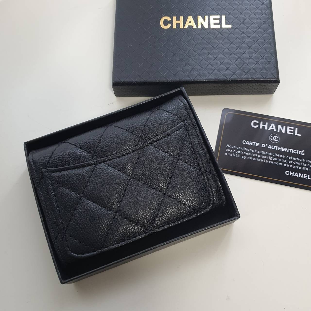 CHANEL SMALL WALLET พร้อมส่งรุ่นใหม่ ♡♡ กับ กระเป๋าสตางค์แบบพับใบสั้น งานพรีเมี่ยมกิ้ฟท์จากเค้าเตอร์ต่างประเทศ หนังสัมผัสลายด้าน จากแบรนด์ CHANEL (GWP) ด้านหน้ามีโลโก้แบรนด์ CC **อะไหล่สีทองหรู เปิดปิดด้วยกระดุมแม่เหล็ก ด้านในแบ่งช่องได้ถึง 