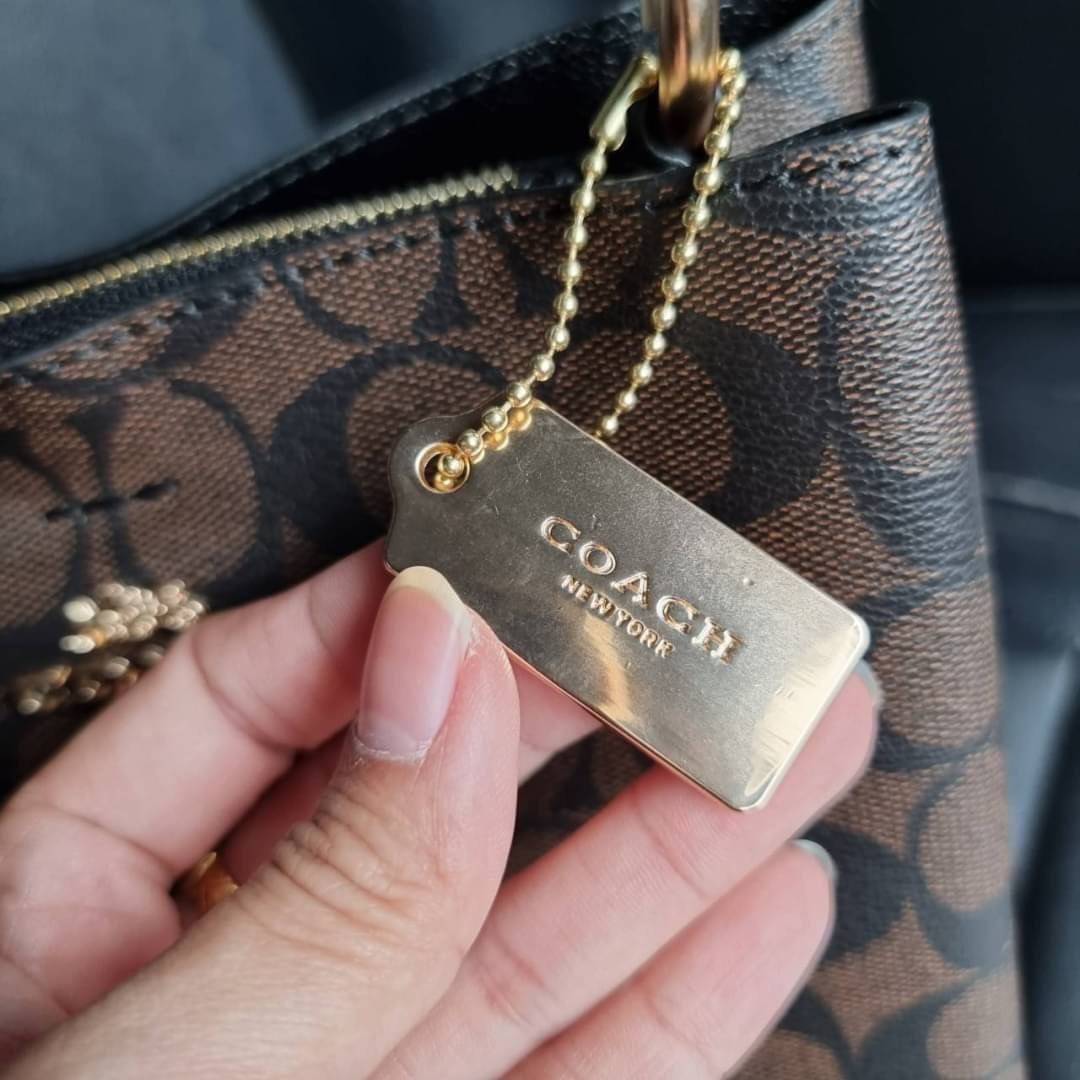 COACH 2312 SMALL TOWN BUCKET BAG IN SIGNATURE CANVAS รุ่นยอดนิยมใบเล็กมาครบสีแล้วจ้า กระเป๋าทรงบัคเก็ต สีผู้ดี๊ผู้ดี ตัวกระเป๋าดีไซน์คลาสสิคลายซี ดูโดดเด่น วัสดุหนังแคนวาสเคลือบลาย สวยคมทุกมุมจริงๆ!! เปิด-ปิดด้วยกระดุมแม่เหล็กทั้ง 2 ฝั่ง ภายในเป็นช่องโล่ง