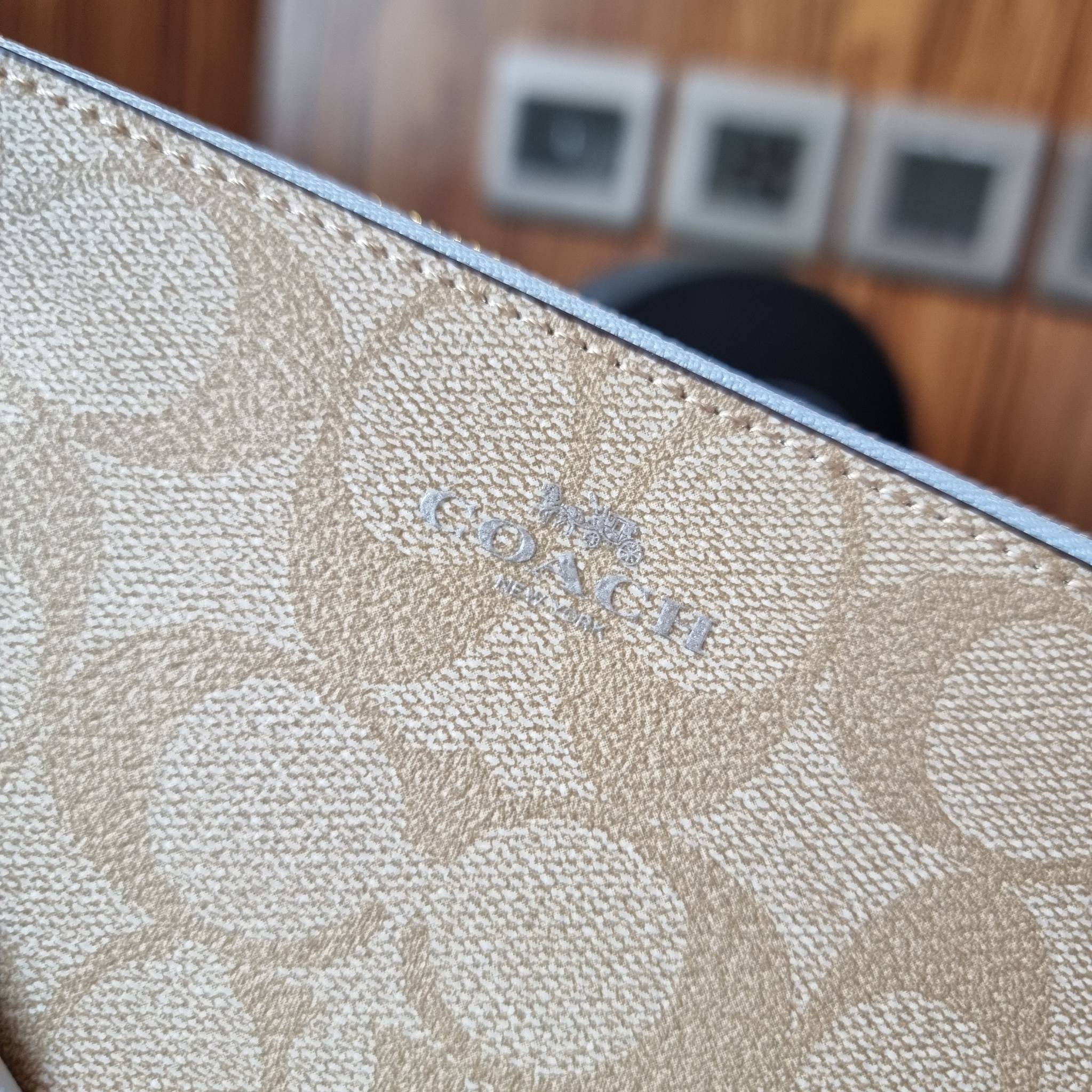 COACH F54057 DOUBLE ZIP WALLET IN SIGNATURE กระเป๋าคล้องมือ size L ใบนี้ใส่มือถือได้ทุกรุ่น ขนาดกำลังดี พกพาสะดวกมากๆ วัสดุหนังสังเคราะห์ ภายในเป็นผ้าสีสวยคม ใส่ธนบัตร ใส่บัตรได้เยอะ ใส่มือถือได้สบายๆทุกรุ่น ตอบโจทย์สาวๆที่ไม่ชอบพกเยอะวุ่นวายจ้า ใบนี้เอาอ