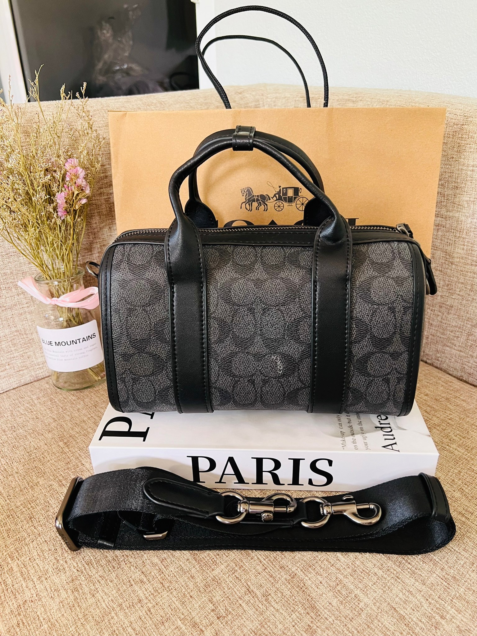 COACH GOTHAM DUFFLE 24 IN SIGNATURE CANVAS CA186 กระเป๋าทรงหมอนรุ่นใหม่สุด 2022 รุ่นนี้สามารถใช้ได้ทั้งชายหญิง หนังแท้อย่างดี นิ่มทรงสวย มากๆค่ะ เปิด-ปิดกระเป๋าแบบซิปคู่ด้านบนมีกระดุมรวบหูหิ้วให้ด้วยนะคะ ภายในกระเป๋าสามารถใส่สัมภาระที่จำเป็นในชีวิตประจำวั