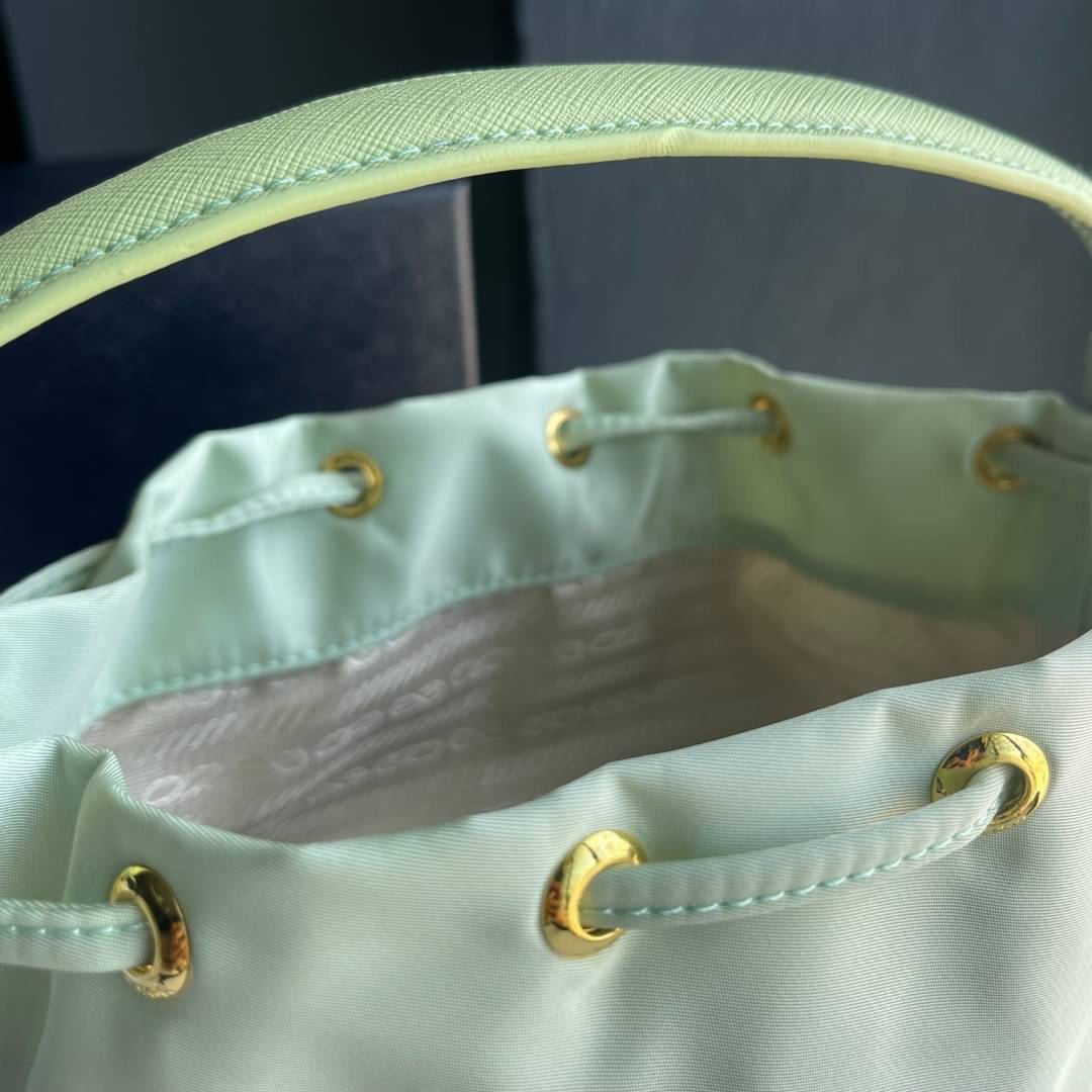 Prada Duet Re-Nylon Bucket shoulder bag / Prada Nylon bucket bag Pastel เกรดใช้สลับใบจริง ออริจินอล ใช้งานต่างประเทศได้ น้องสาวสุดสวยมาให้จับจองอีกหนึ่ง สีพาสเทลน่ารักละมุนมากๆ ค่ะ กระเป๋าสะพายข้าง ทรงขนมจีบ ไซส์มินิ ขนาดน่ารักน่าใช้มาก วัสดุขอบหนังแท้ แล