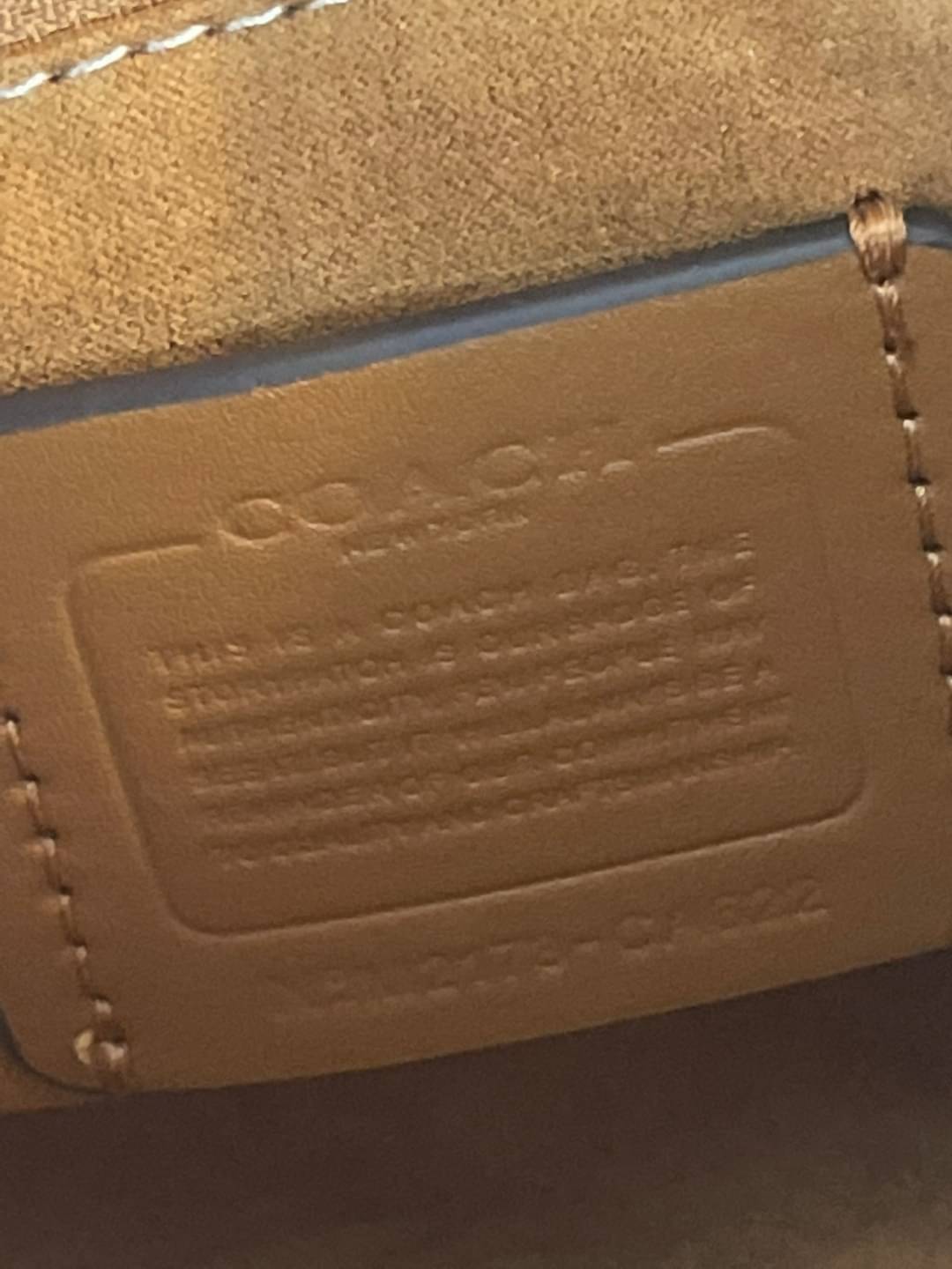 COACH Lucy Crossbody กระเป๋าใบนี้ขนาดกะทัดรัดกำลังดี เพียงพอสำหรับใส่ของจำเป็นที่ต้องการพกติดตัว ที่สำคัญใช้งานง่ายสามารถหยิบของได้สะดวกรวดเร็ว วัสดุผ้าใบเคลือบซิกเนเจอร์และหนังกรวดละเอียด ด้านในมีซิปและกระเป๋าอเนกประสงค์ ปิดสแน็ปอิน กระเป๋าแบบเปิดด้านนอก