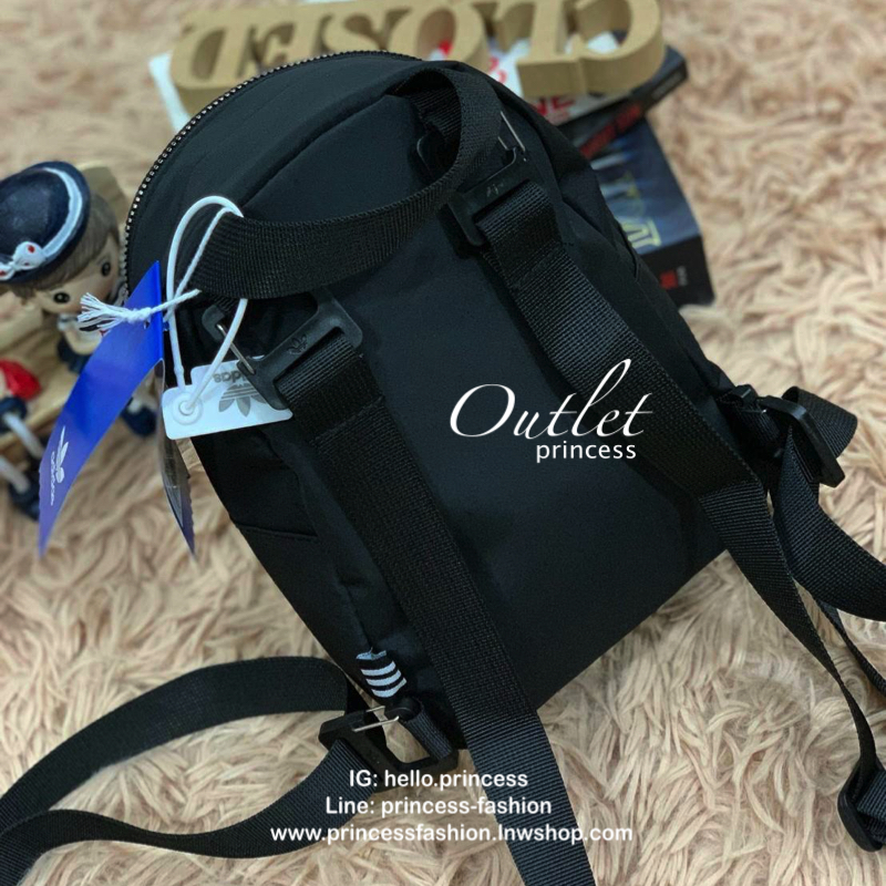 Adidas Nylon Mini Backpack กระเป๋าเป้สะพายหลัง ขนาดmini เปิดซิปเดียวด้วยวัสดุNylon น้ำหนักเบา เปิดปิดด้วยหัวซิปเดียว ภายในใส่กระเป๋าสตางค์ยาวได้ เพิ่มช่องซิปด้านหน้าอีก1ช่อง อีกหนึ่งตัวเลือกของสาวๆที่กำลังมองหาเป้ขนาดมินิไปเที่ยวเลยคร้า!!